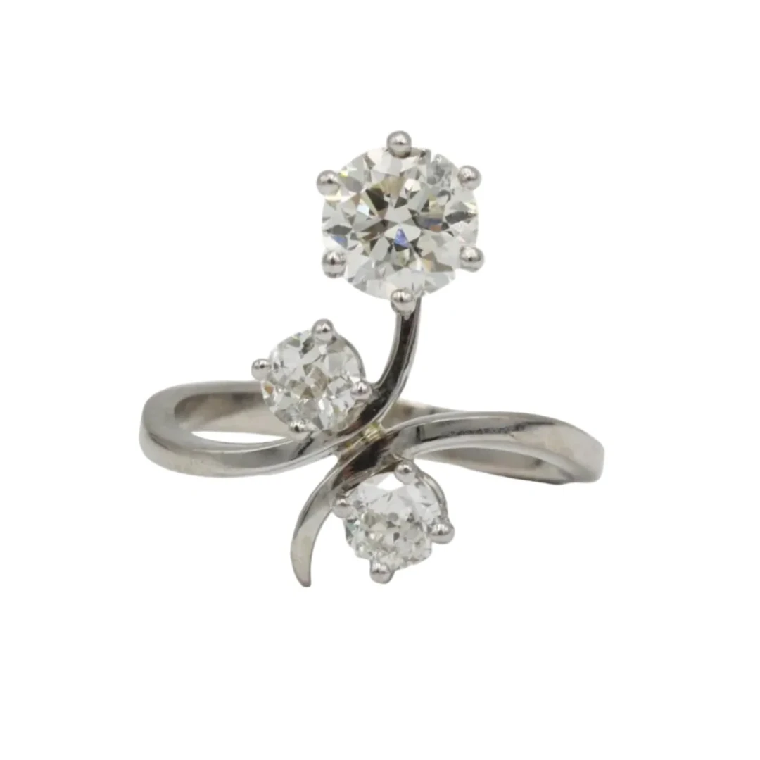 Ring in white gold and diamonds.