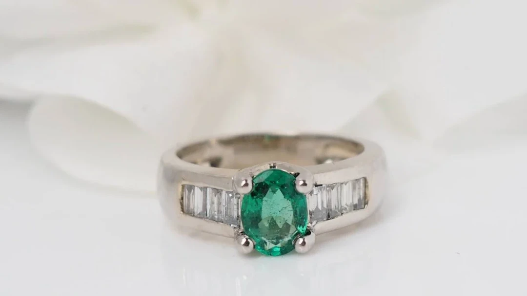 Luxury ring in white gold, emerald and baguette diamonds