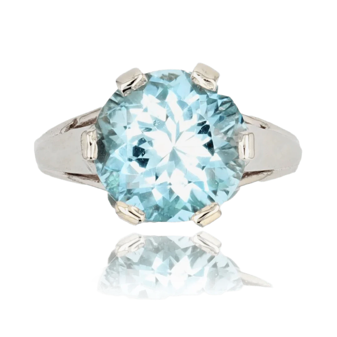 Solitaire ring in white gold and aquamarine