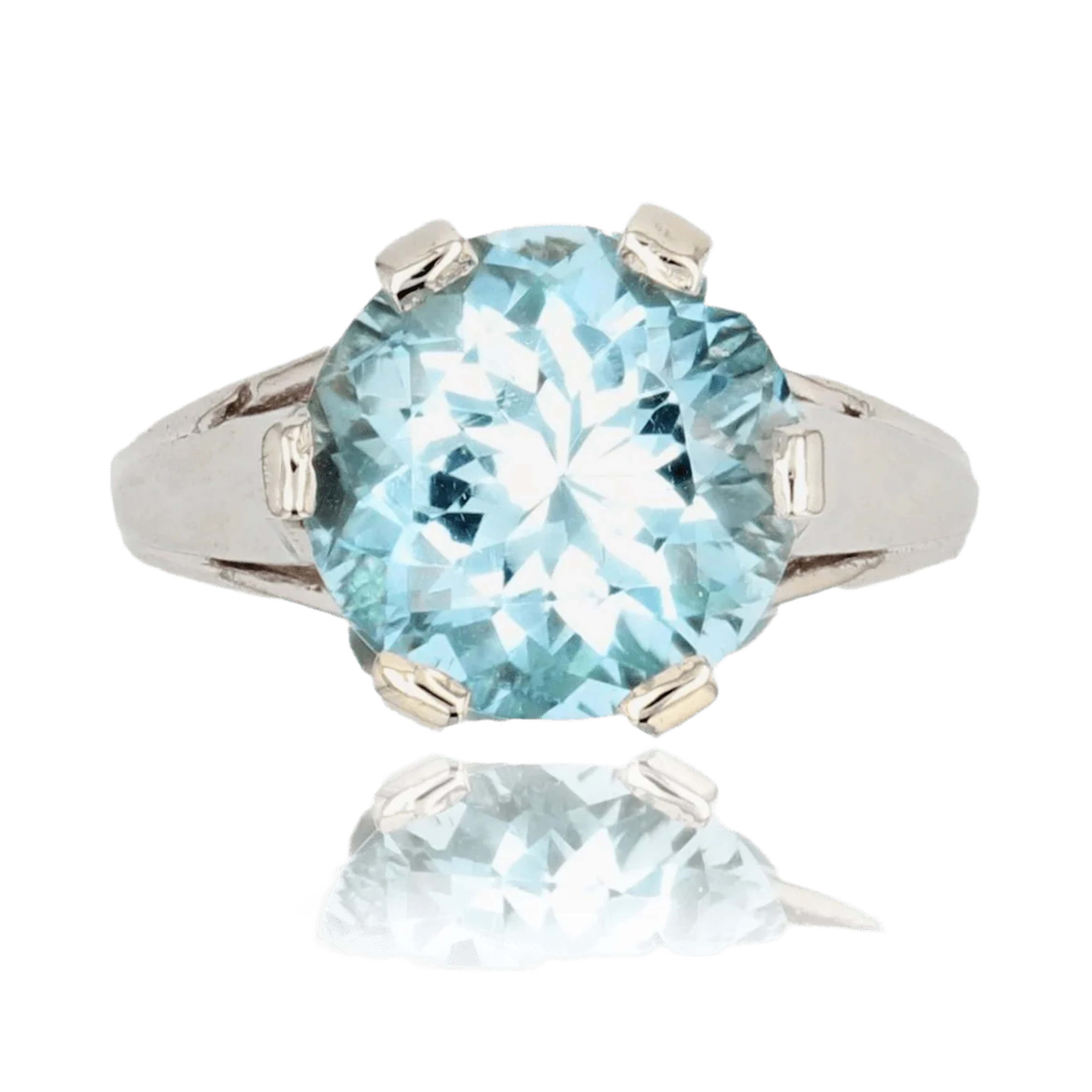 Solitaire ring in white gold and aquamarine