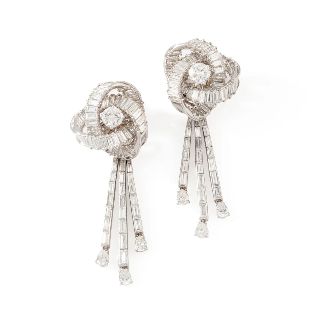 Dangling earrings in white gold and diamonds