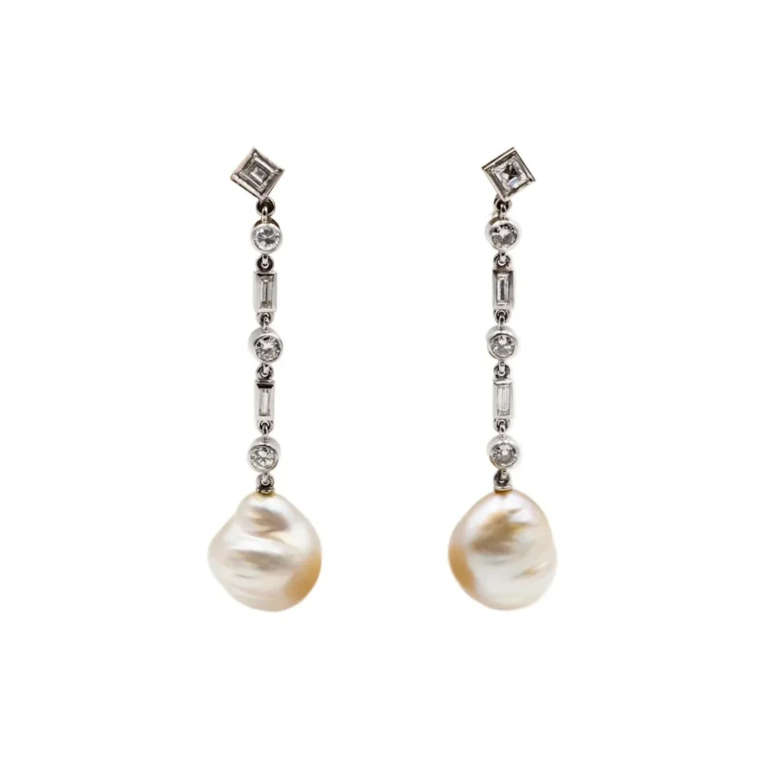 Dangling earrings in white gold, pearls and diamonds