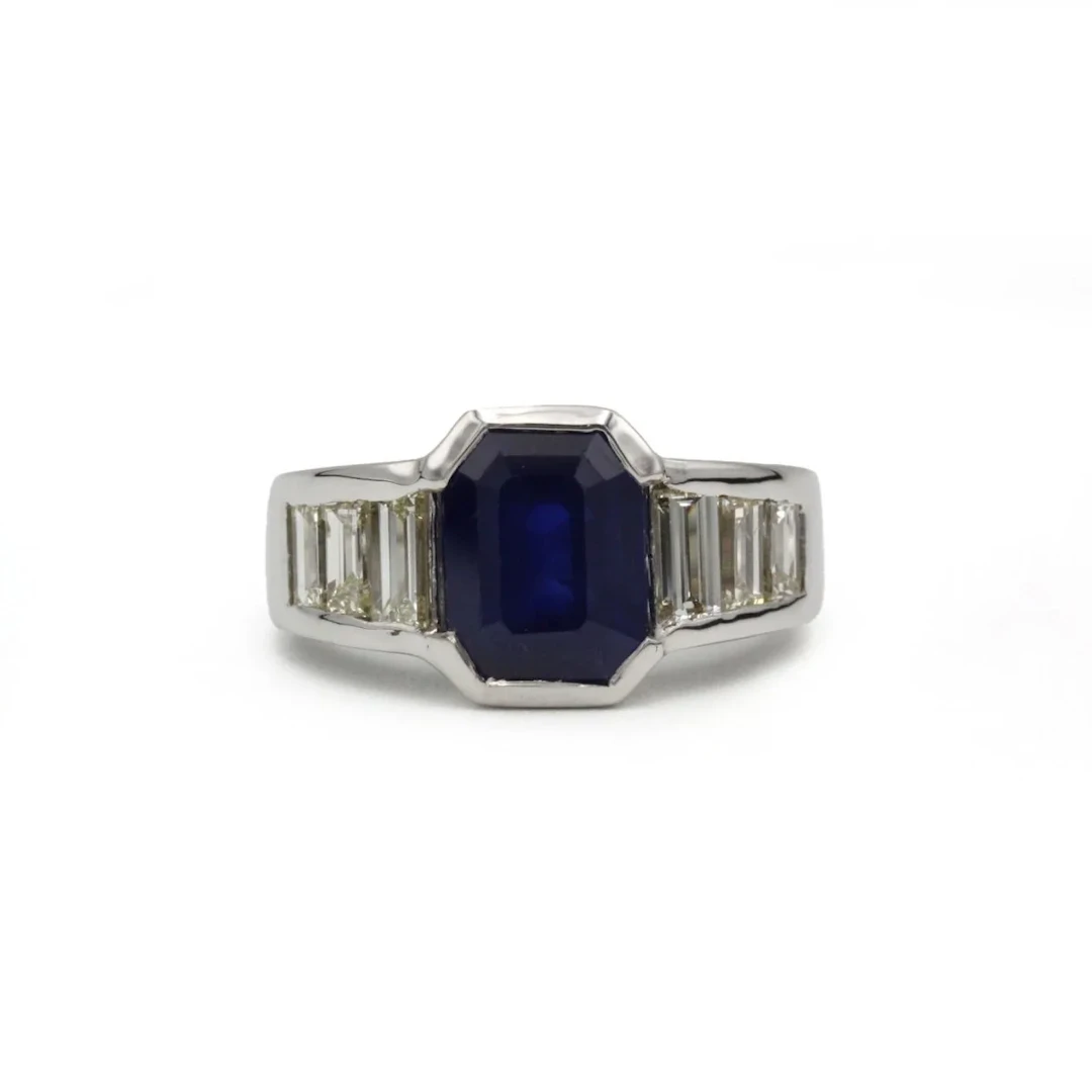 Signet ring in white gold, sapphire and diamonds