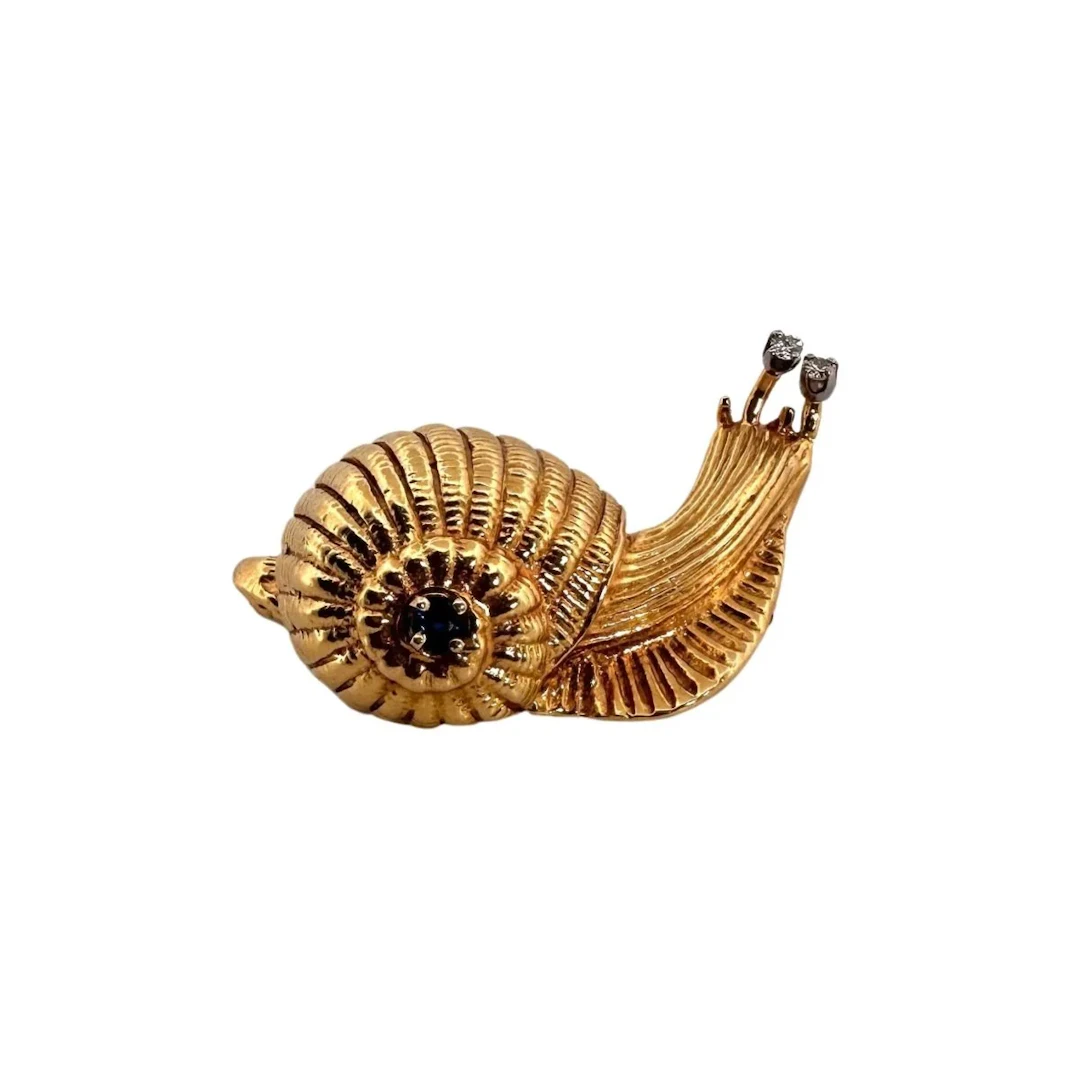 CARTIER “Escargot” pin brooch in yellow gold, sapphire and diamonds