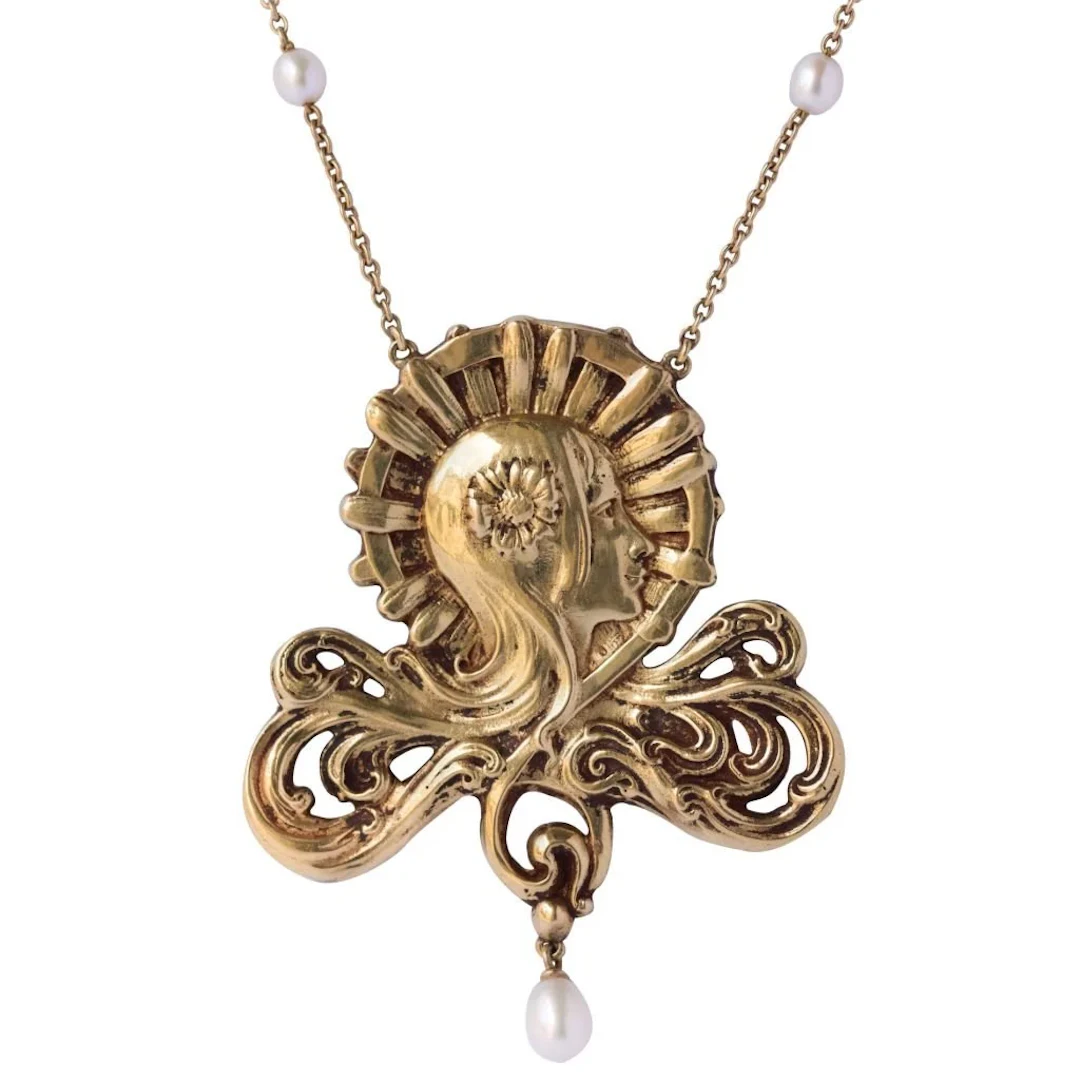 Gold chain necklace with pearl