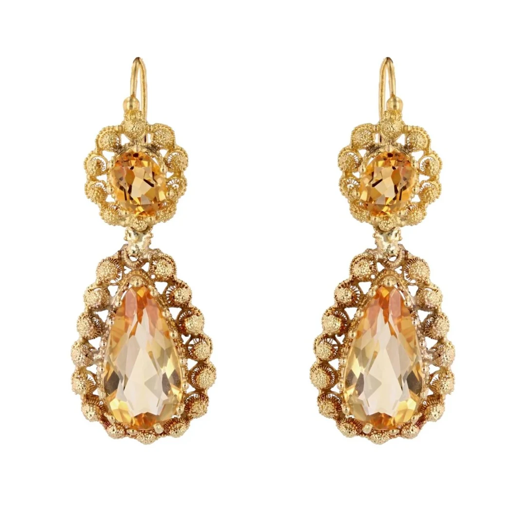 Lever-back earrings in yellow gold and citrines
