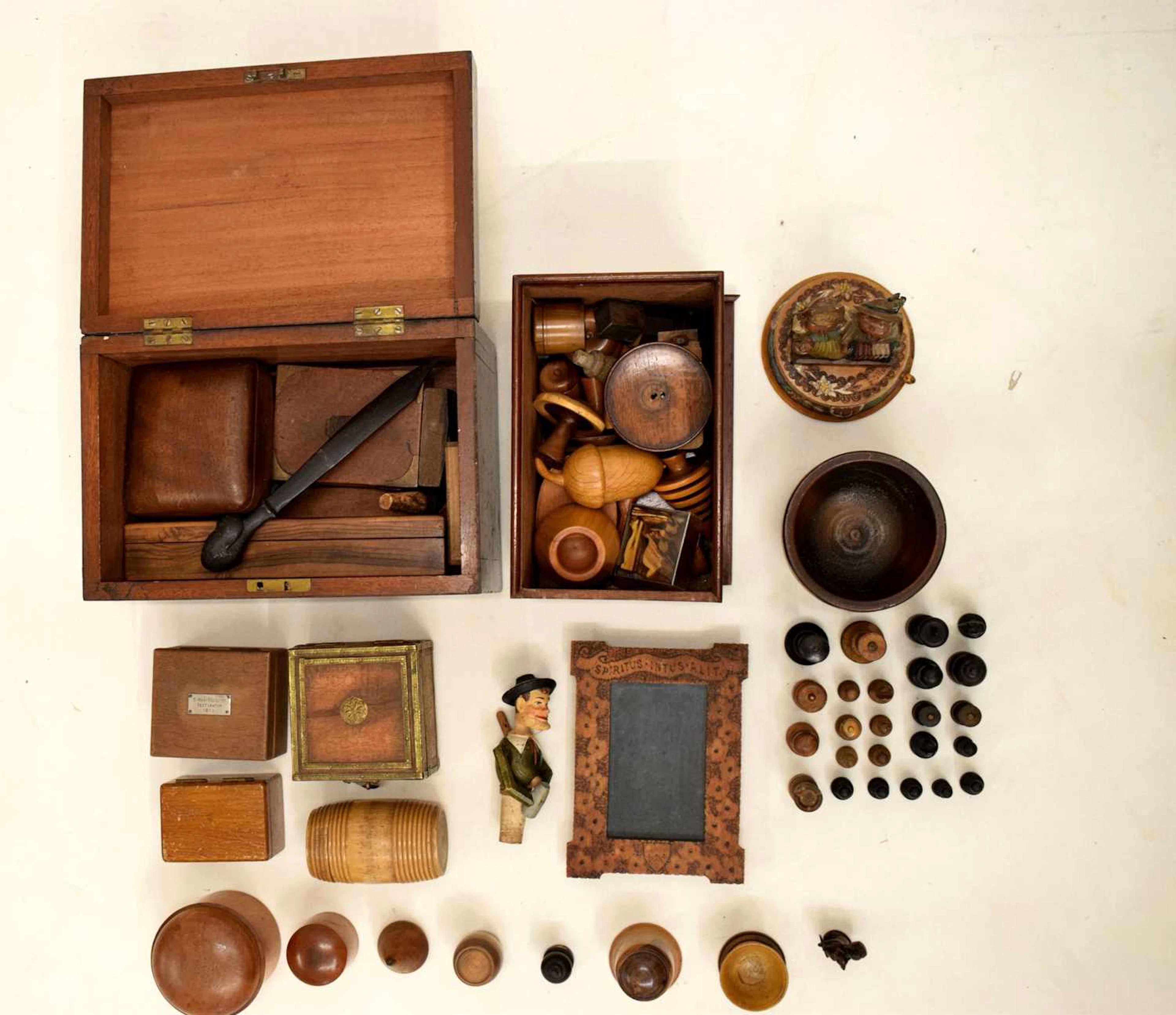 Collection of mainly 20th century treen etc