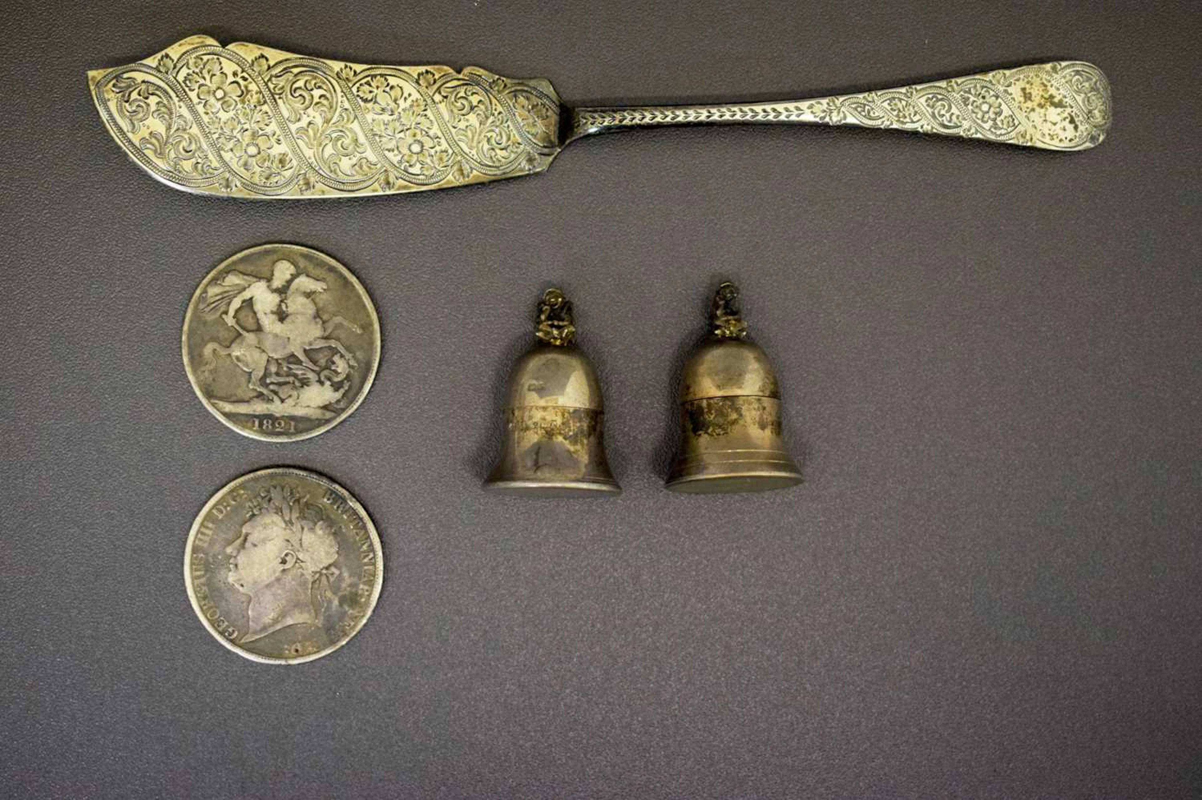 Two George IV silver crowns, 1821, two Elizabeth II silver 'Tooth