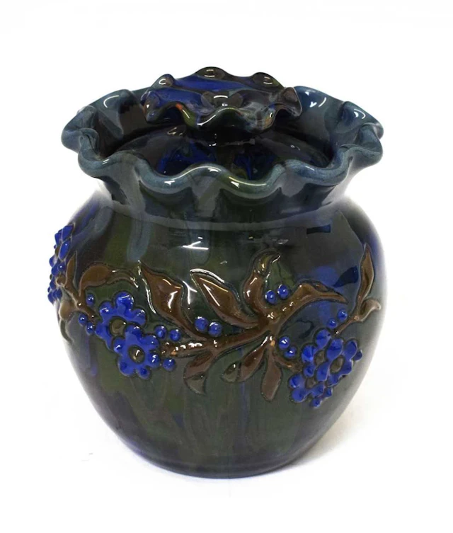 Elton Ware (Clevedon) - Slipware tobacco jar and cover