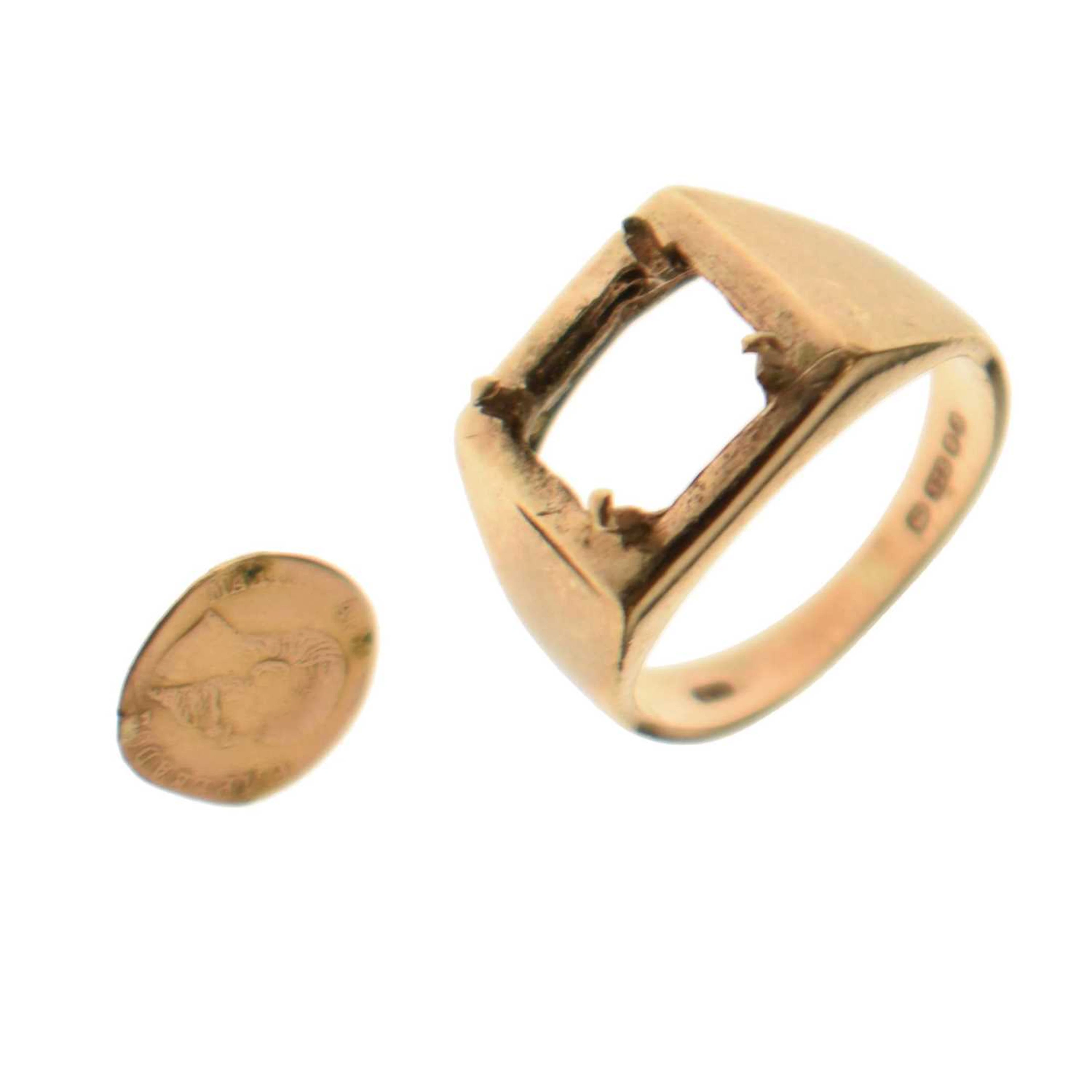 9ct gold signet ring mount with a loose Mexican gold token (a/f)