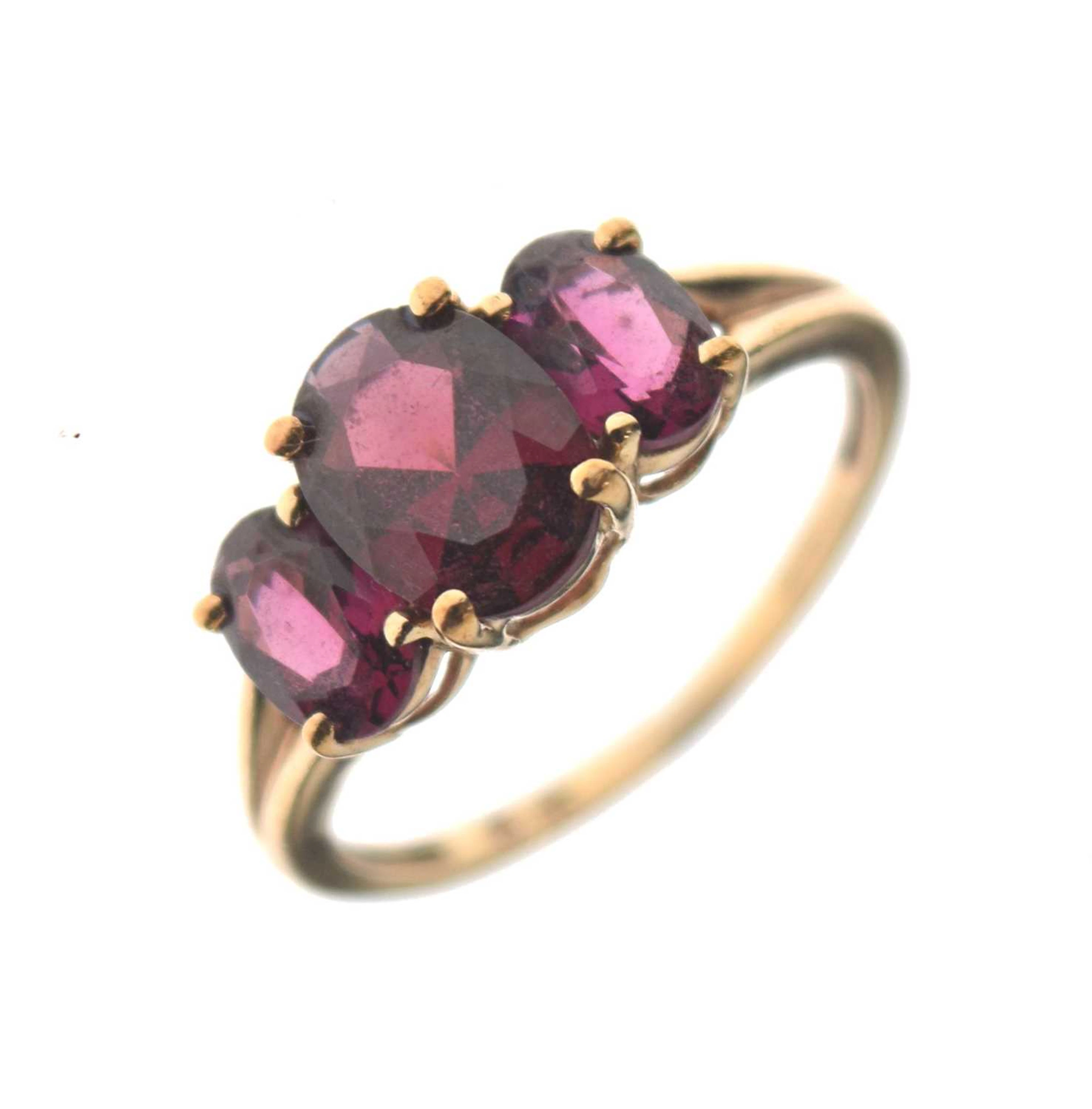 Gem-set three-stone 9ct gold ring