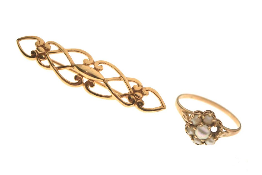 9ct gold brooch and a 9ct gold split pearl ring (a/f) (2)