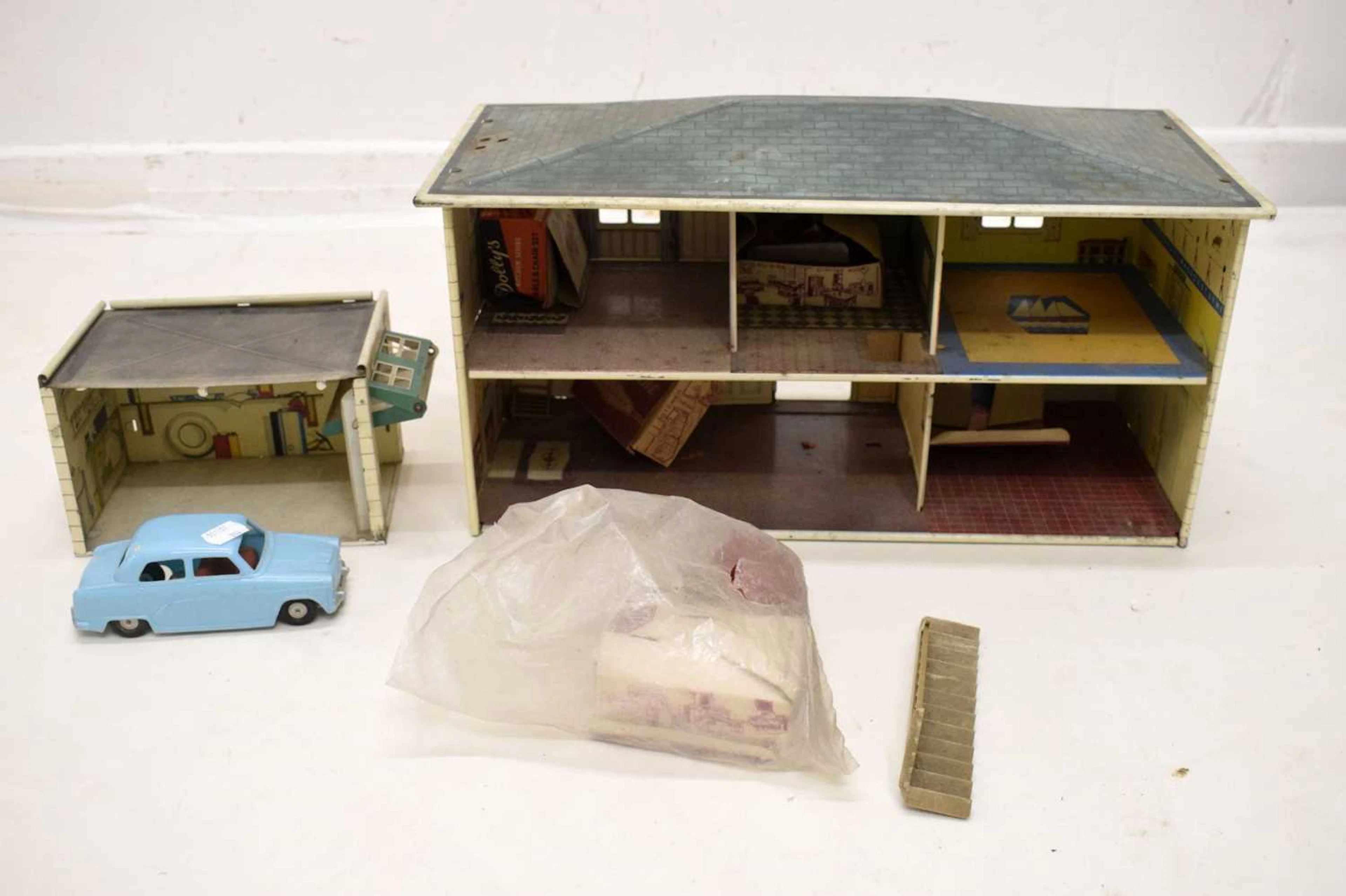 Mettoy - Vintage tinplate house and garage
