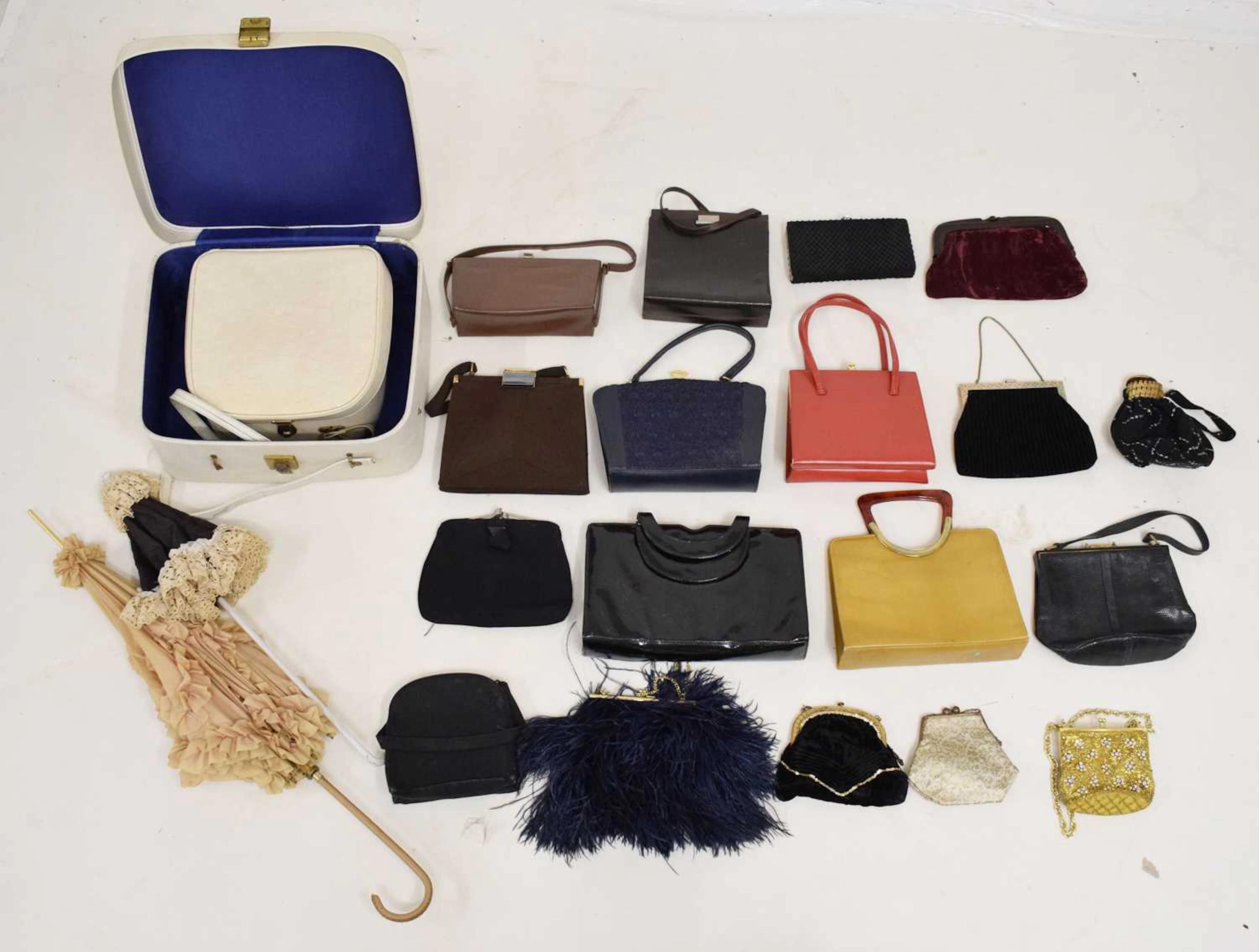Good collection of vintage bags, handbags, and clutches, together
