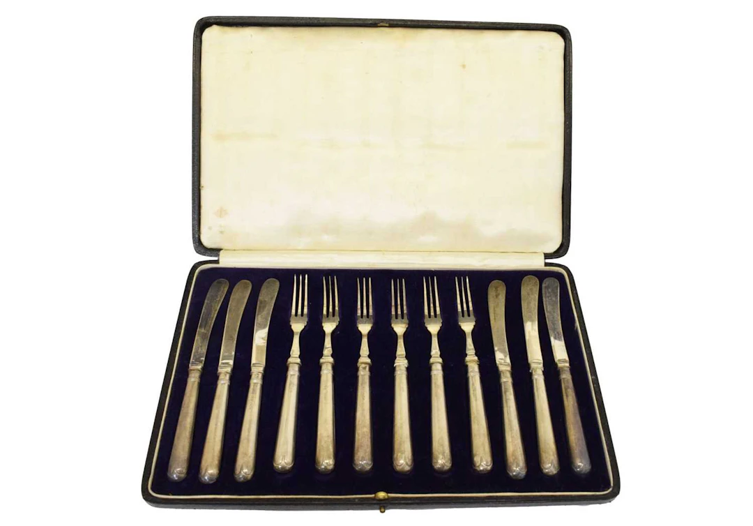 Set of George V silver handles tea or bread & butter knives and forks