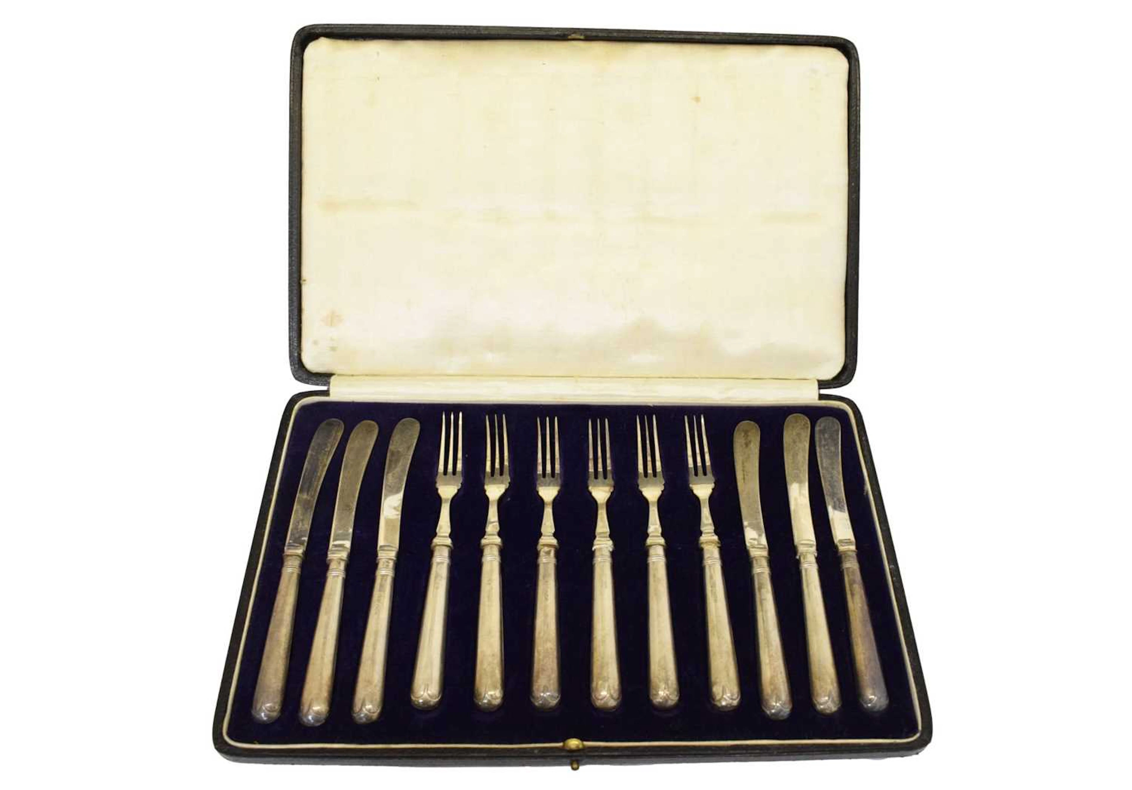 Set of George V silver handles tea or bread & butter knives and forks