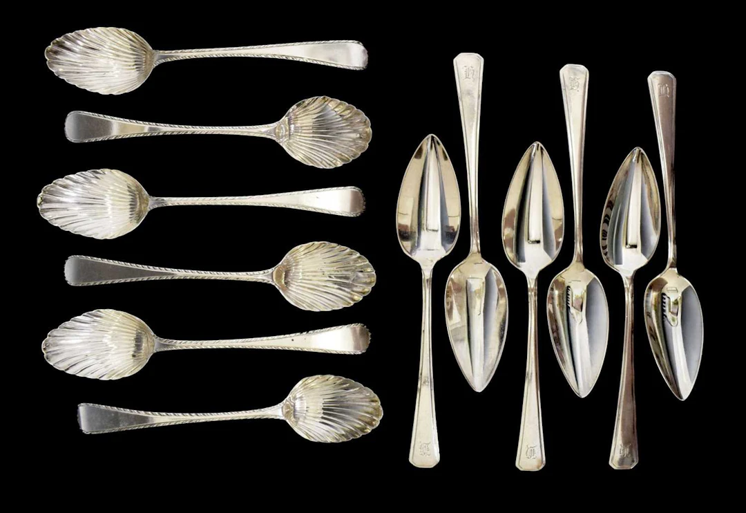 Set of George IV teaspoons, and a set of George VI silver grapefruit spoons