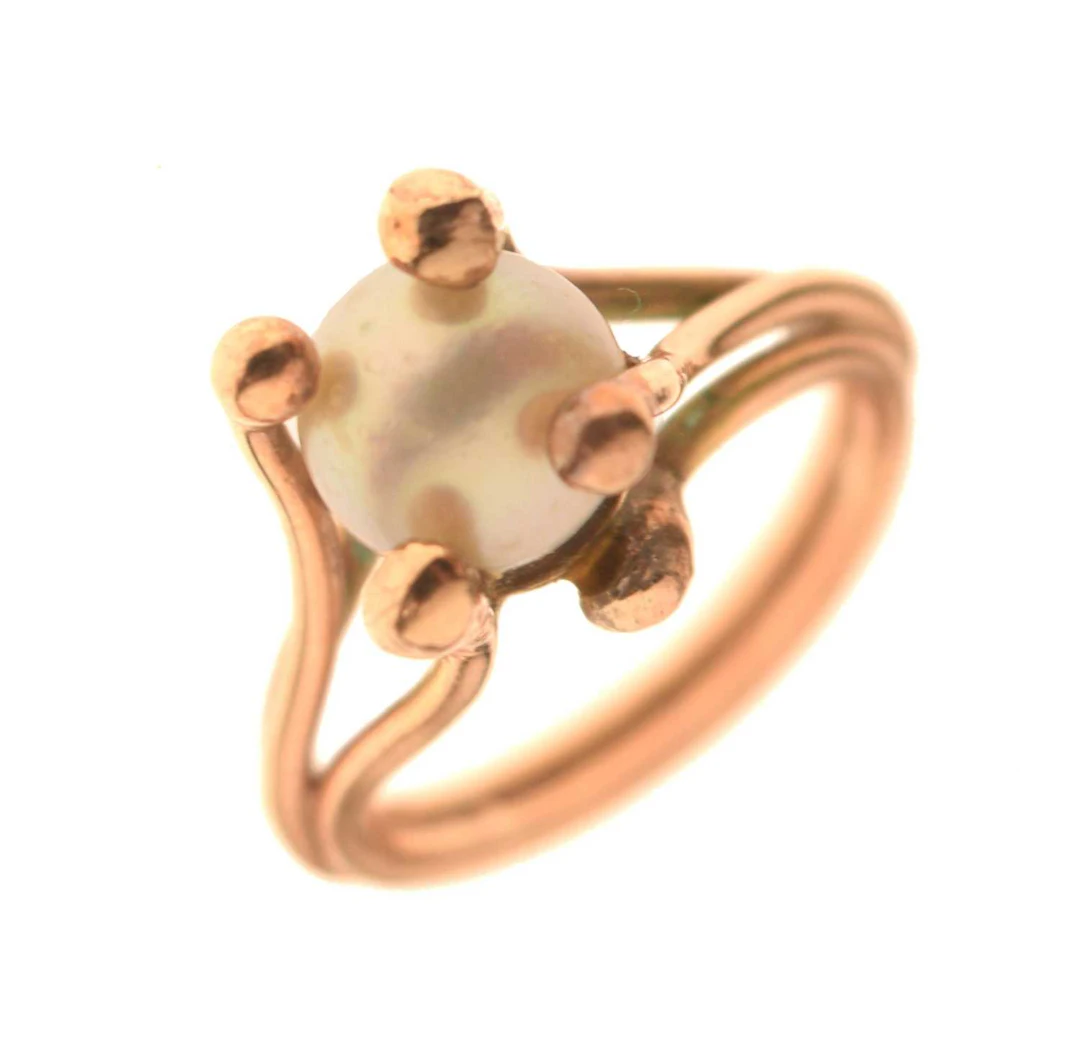 Modern cultured pearl 9ct gold dress ring