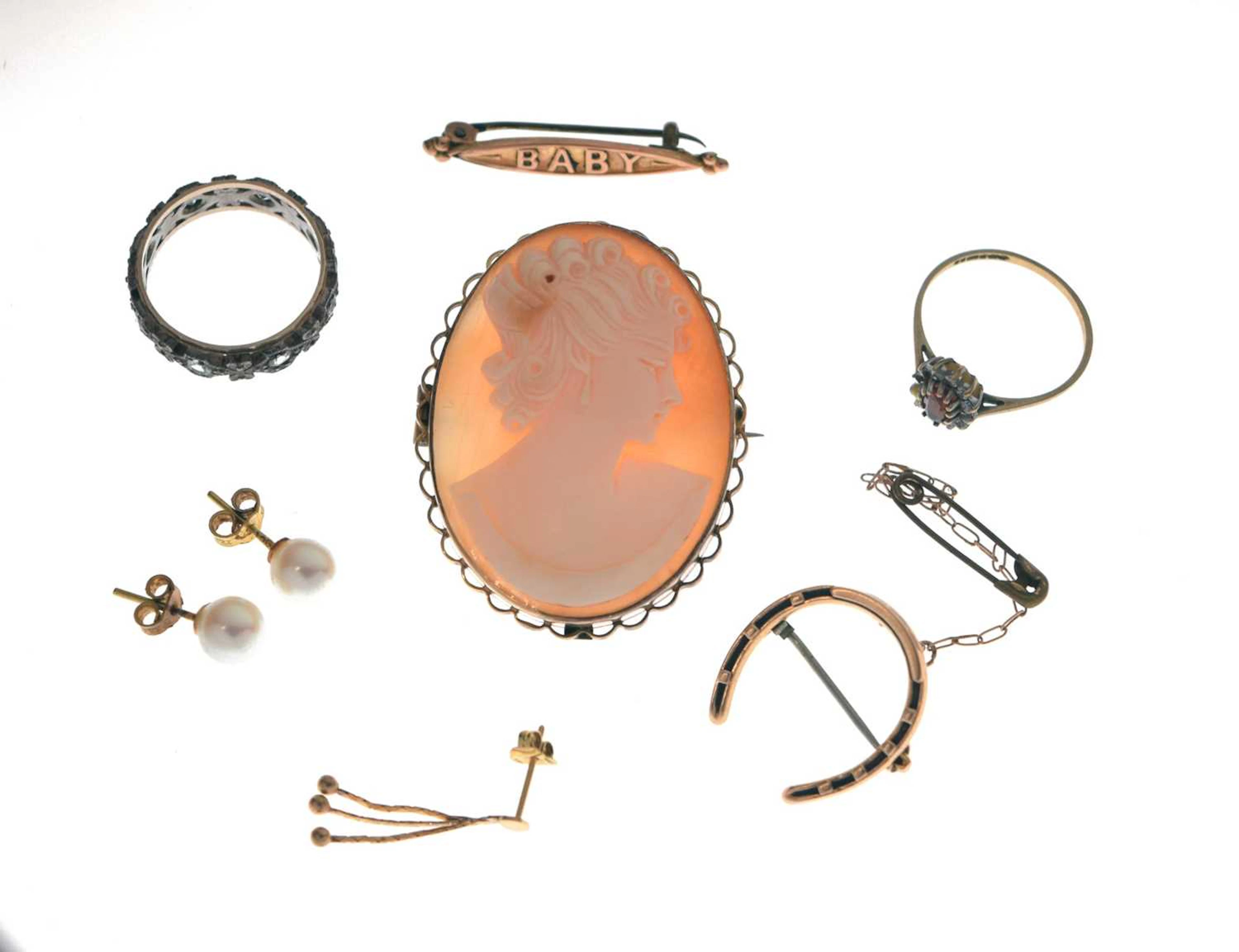 Assorted gold-mounted jewellery to include brooches, rings, etc.