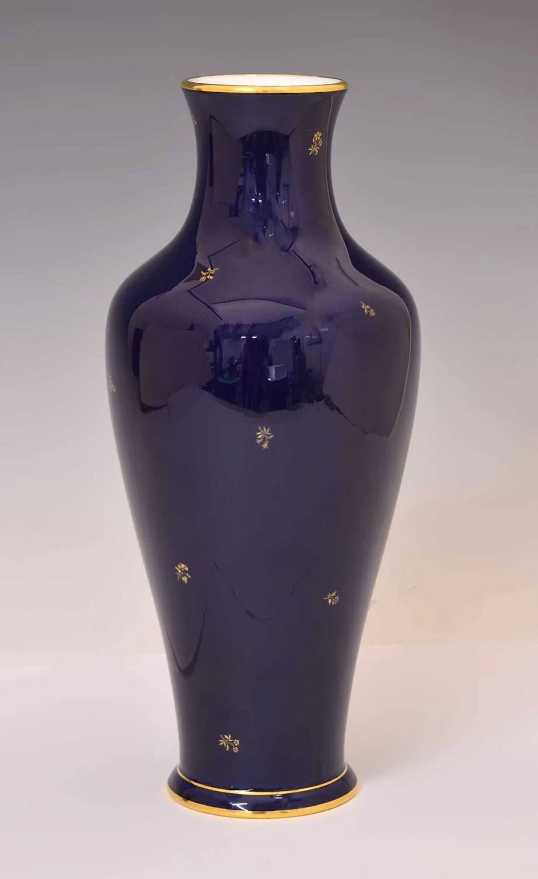 Modern Sèevres decorated porcelain vase, gifted by the President of