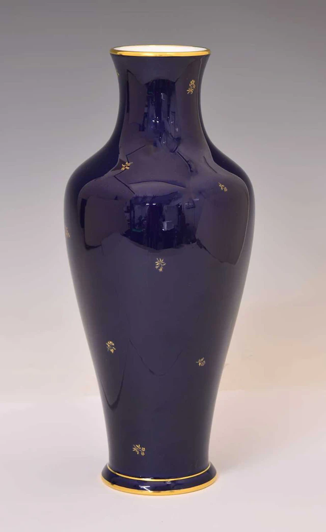 Modern Sèevres decorated porcelain vase, gifted by the President of