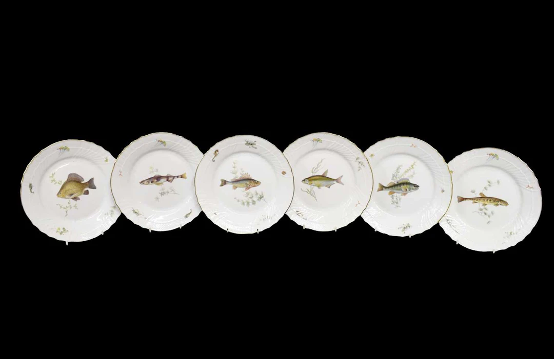 Set of six Richard Ginori 'Quenelle' (fish pattern) porcelain dinner plates