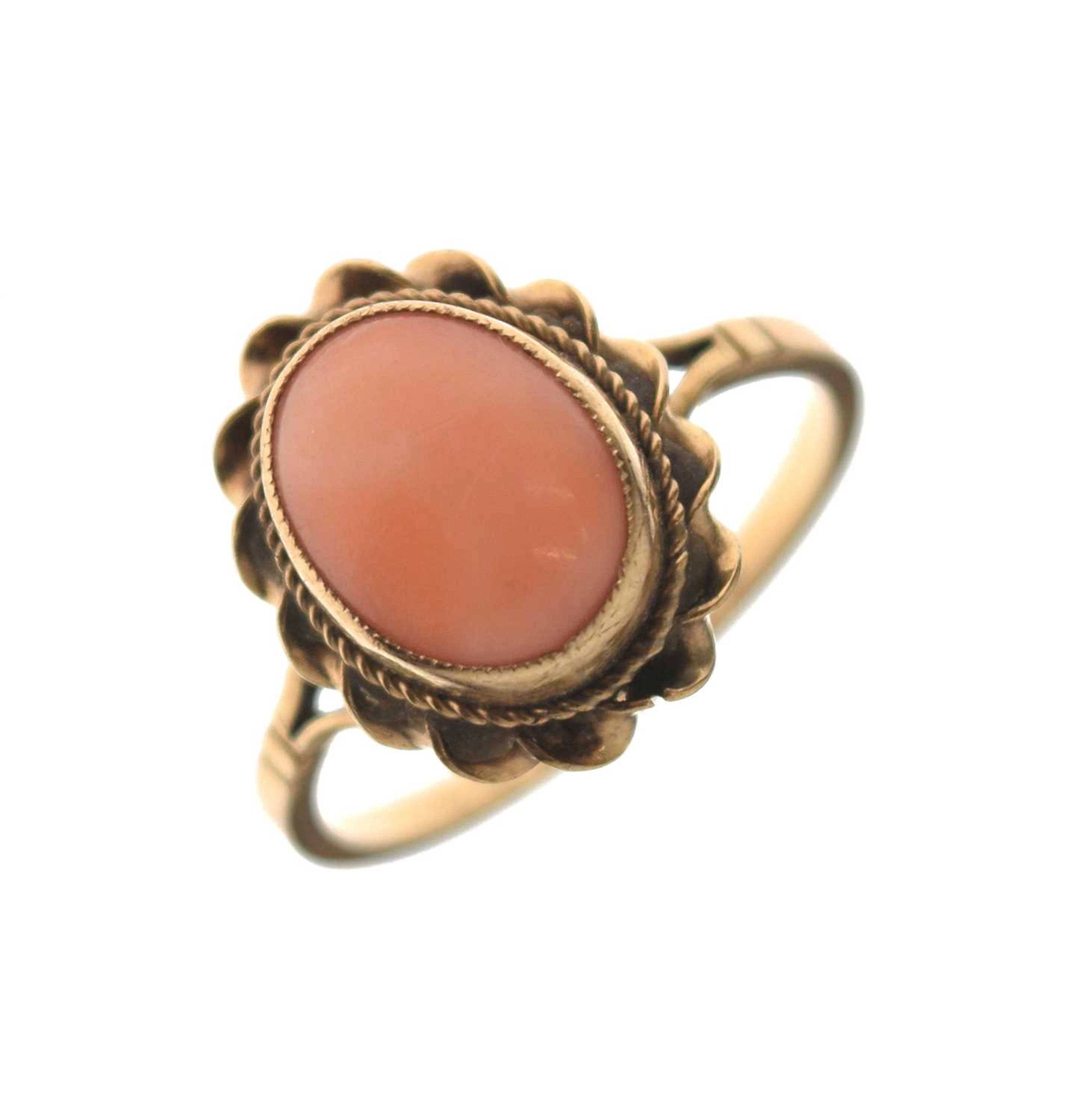 Vintage coral cabochon 9ct gold dress ring (a/f)