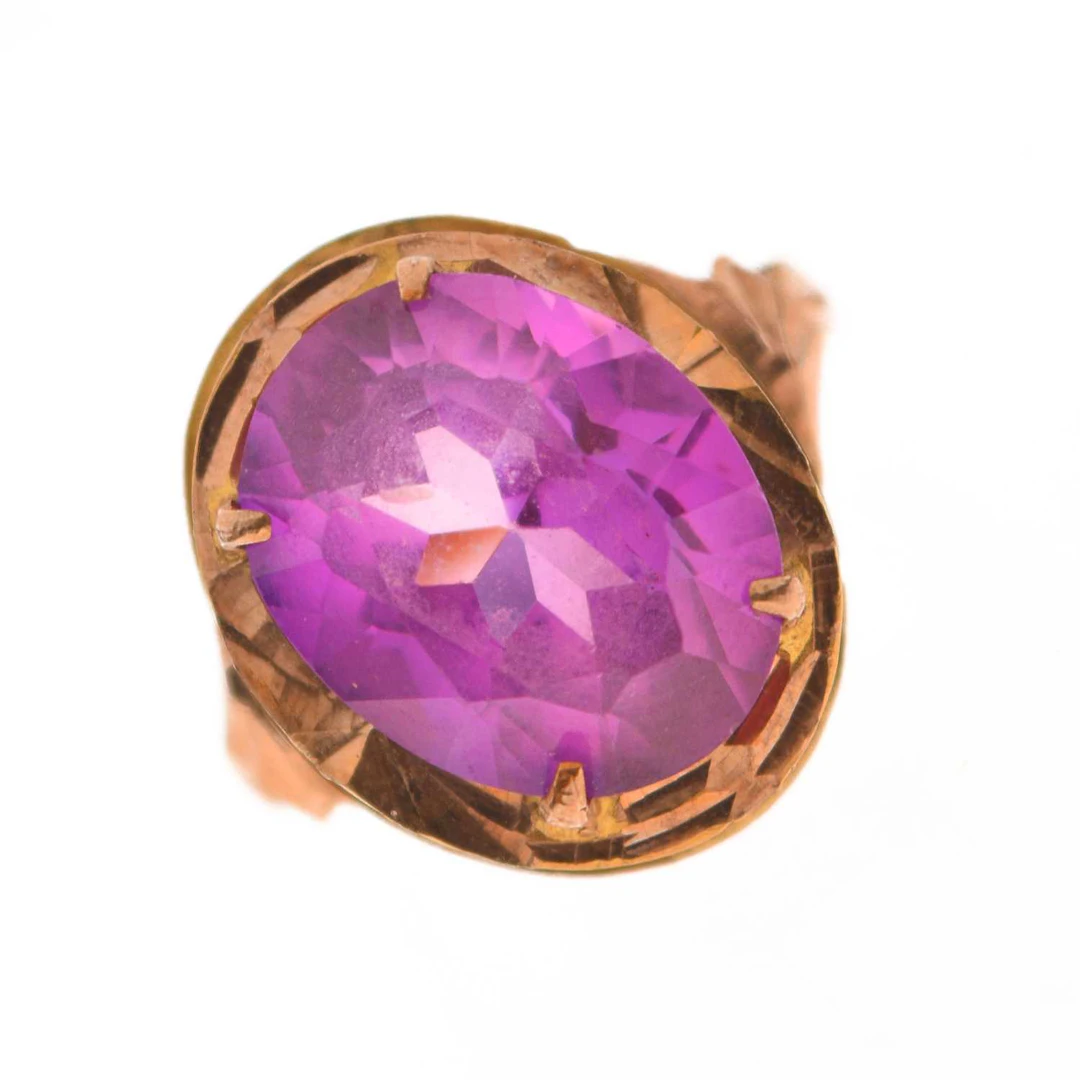 Gem-set yellow metal dress ring