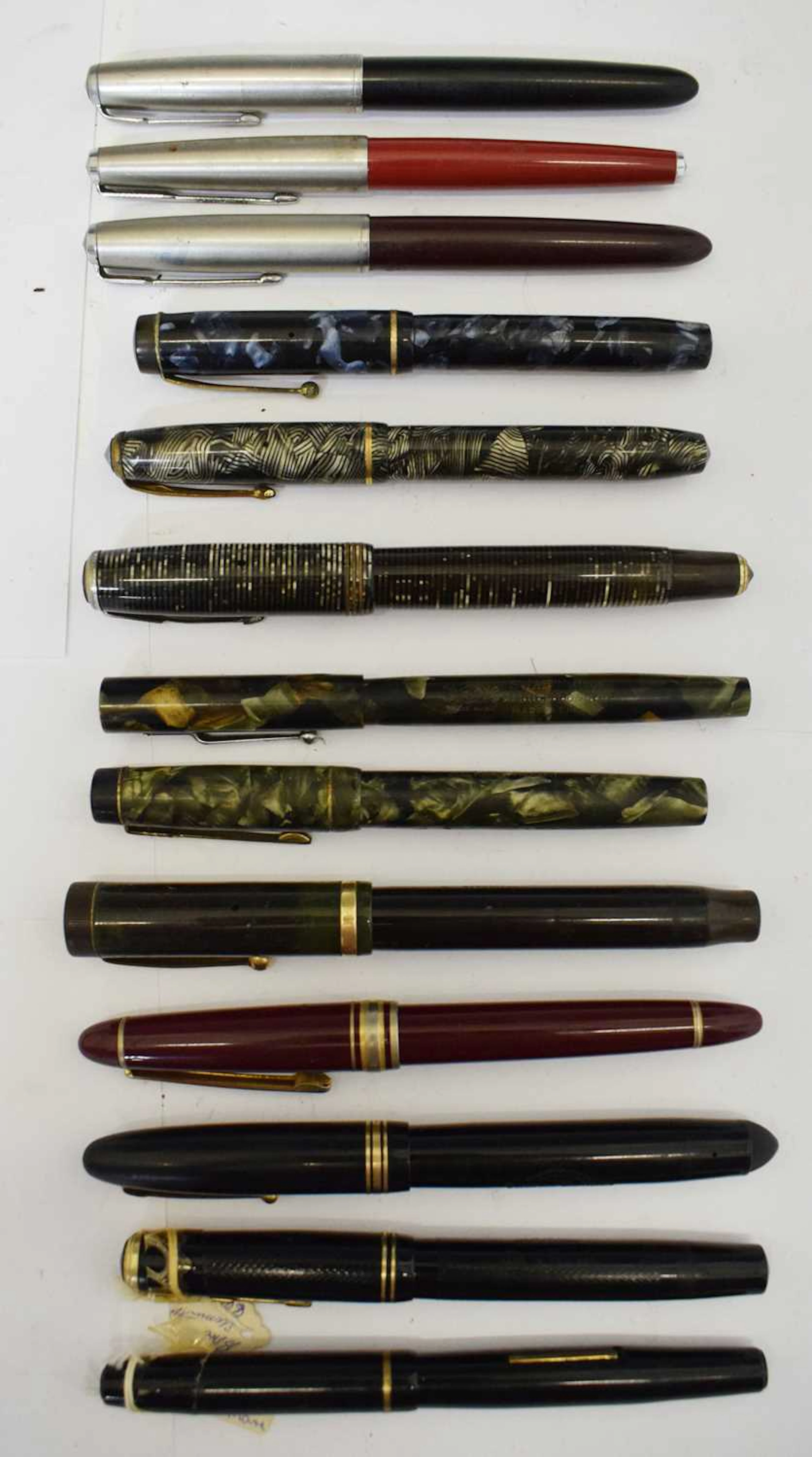 A small quantity of vintage fountain pens