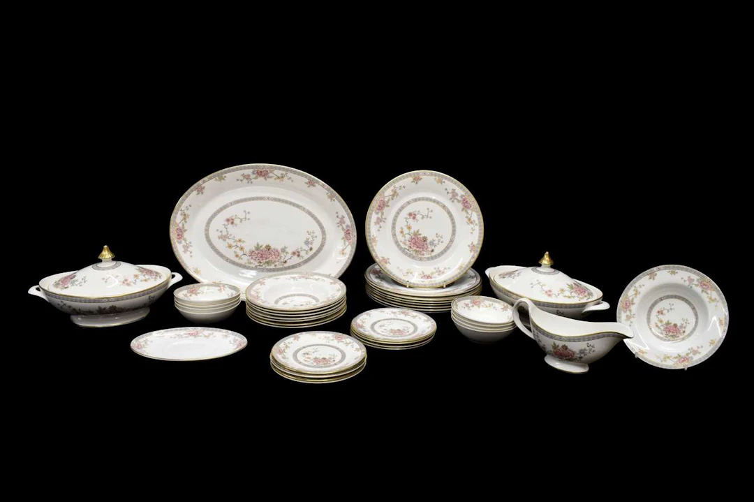 Royal Doulton 'Canton' pattern dinner service for eight settings
