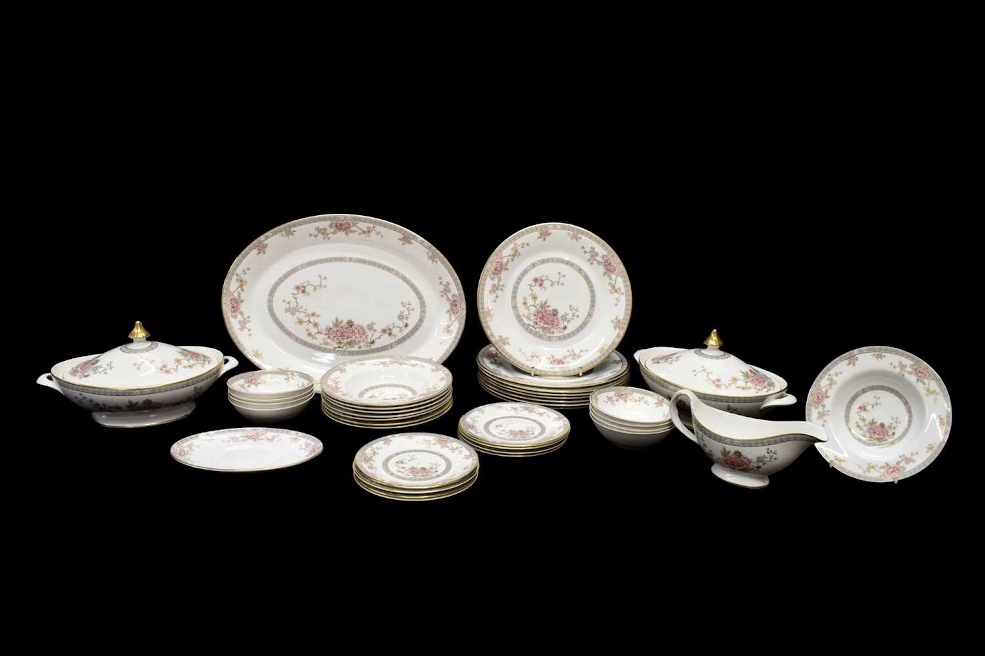 Royal Doulton 'Canton' pattern dinner service for eight settings