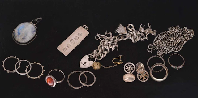 Assorted silver and white metal jewellery