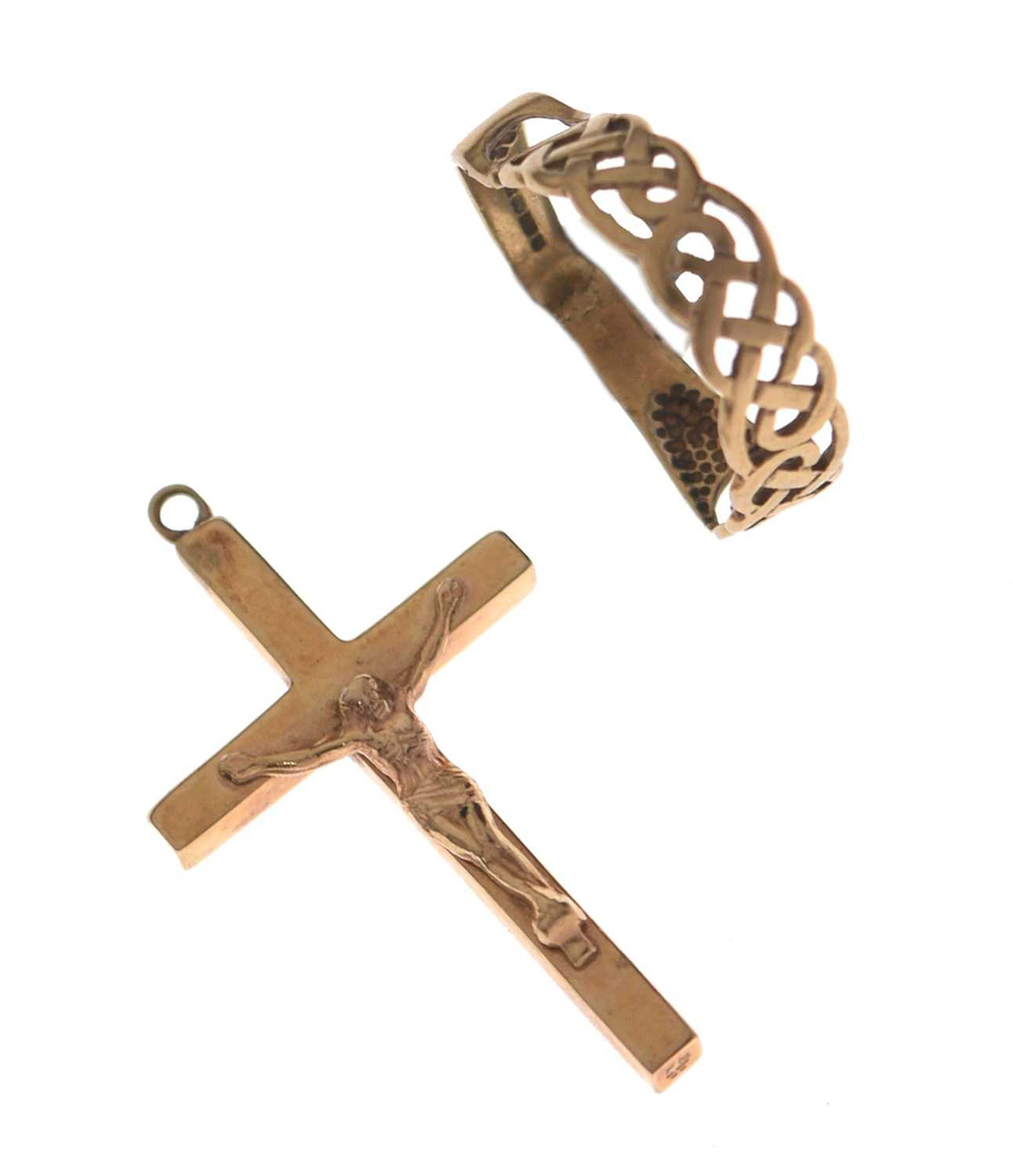 9ct gold crucifix pendant, and a 9ct gold ring (a/f)