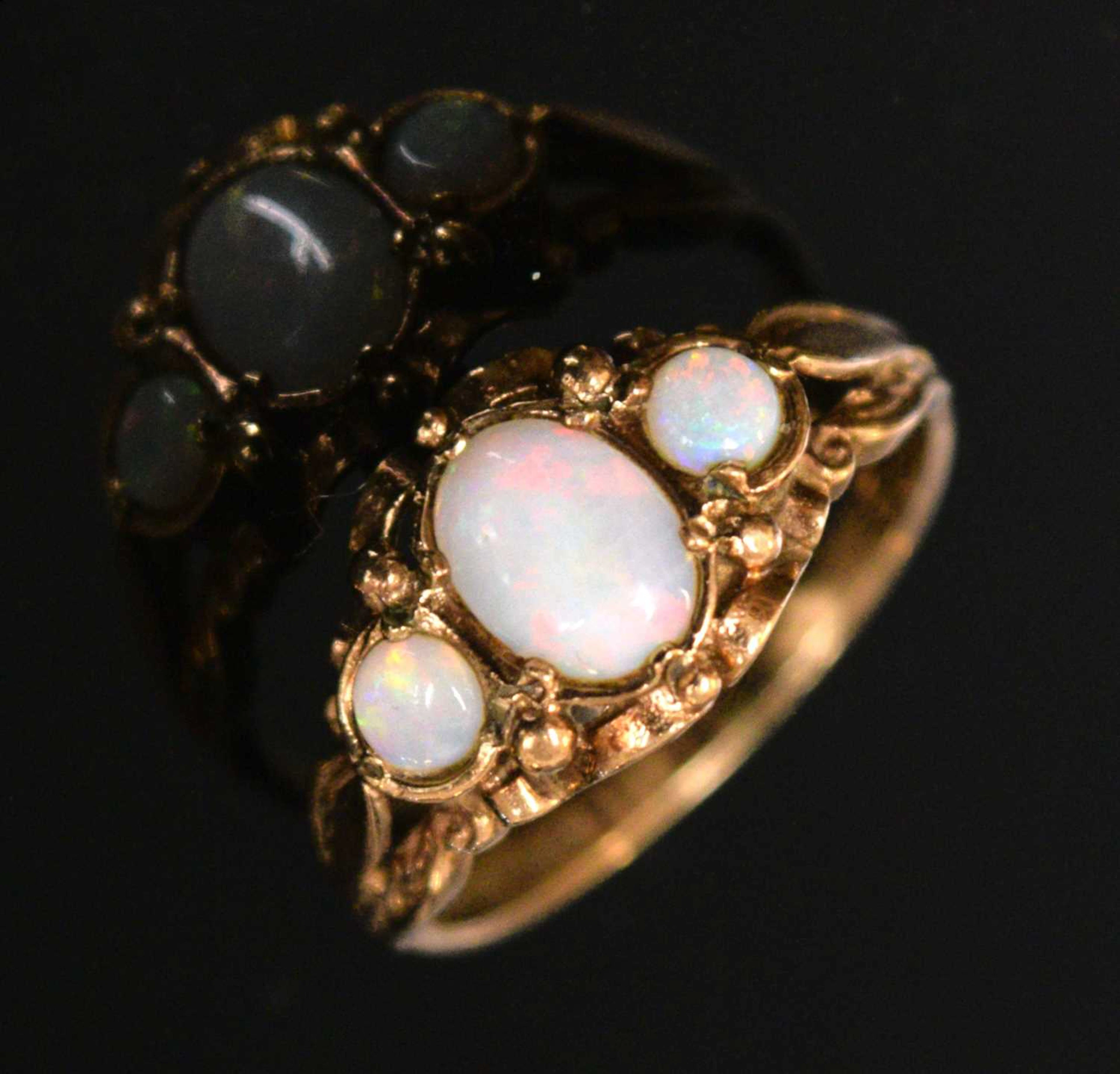 Opal three-stone 9ct gold ring