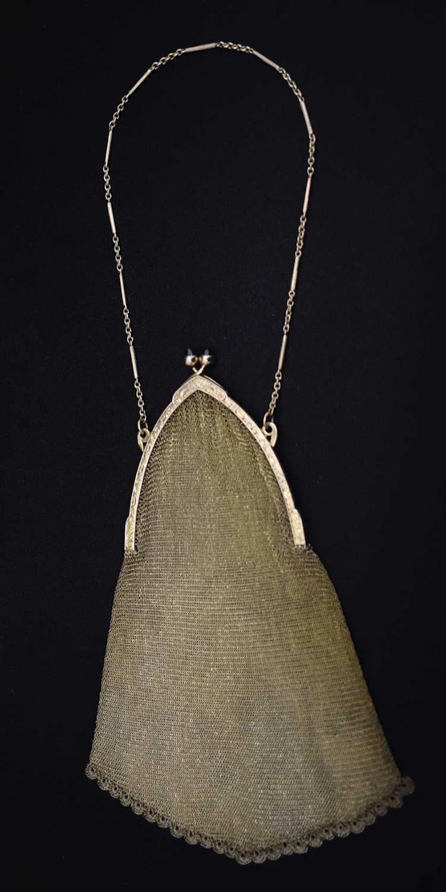 Lady's early 20th century yellow metal mesh evening bag or purse