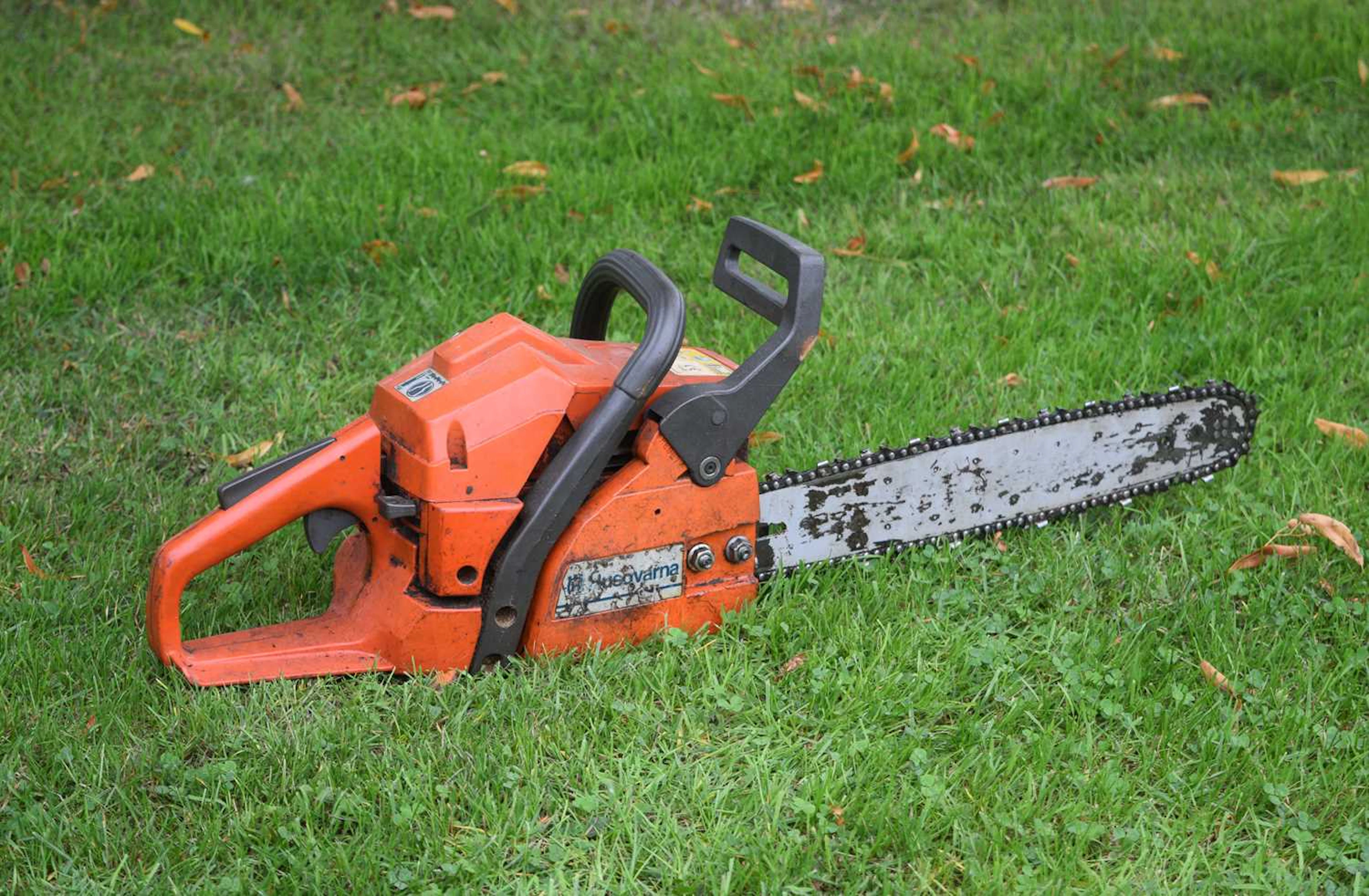 Husqvarna 136 petrol chain saw