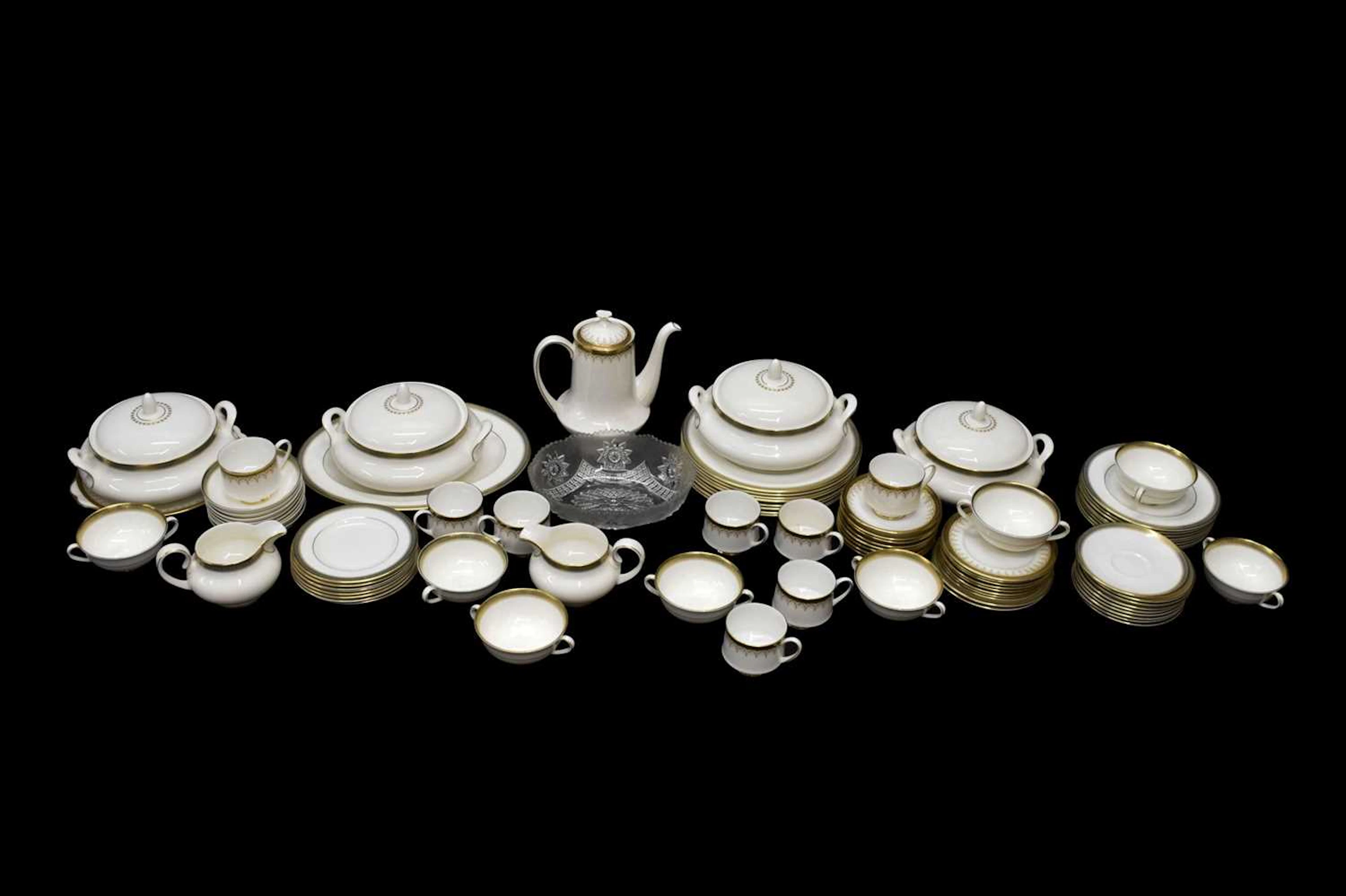 Royal Doulton 'Clarendon' pattern part dinner service