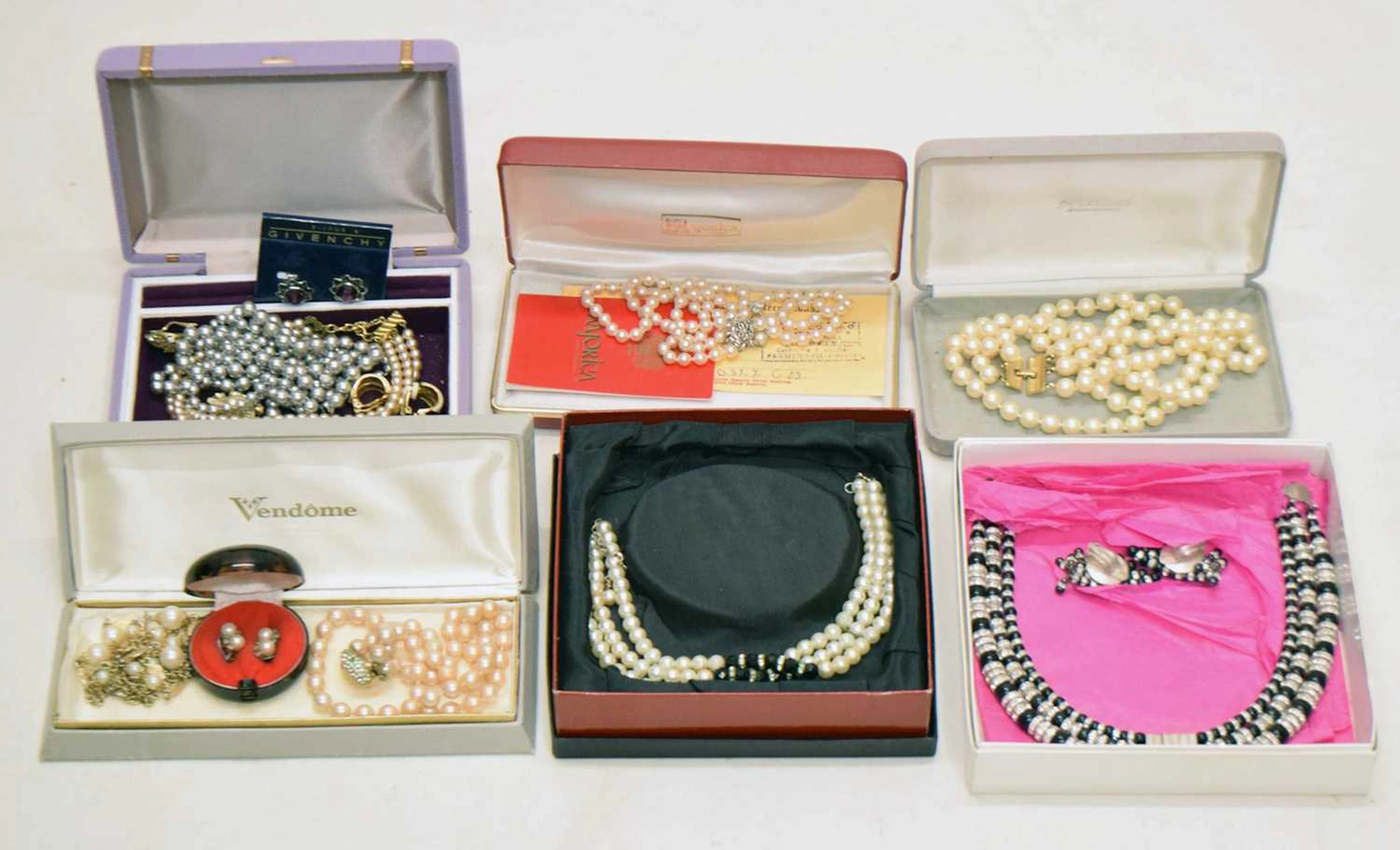 Assorted costume and fashion jewellery