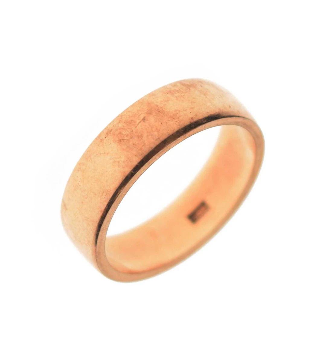 Yellow metal wedding band, stamped '585'