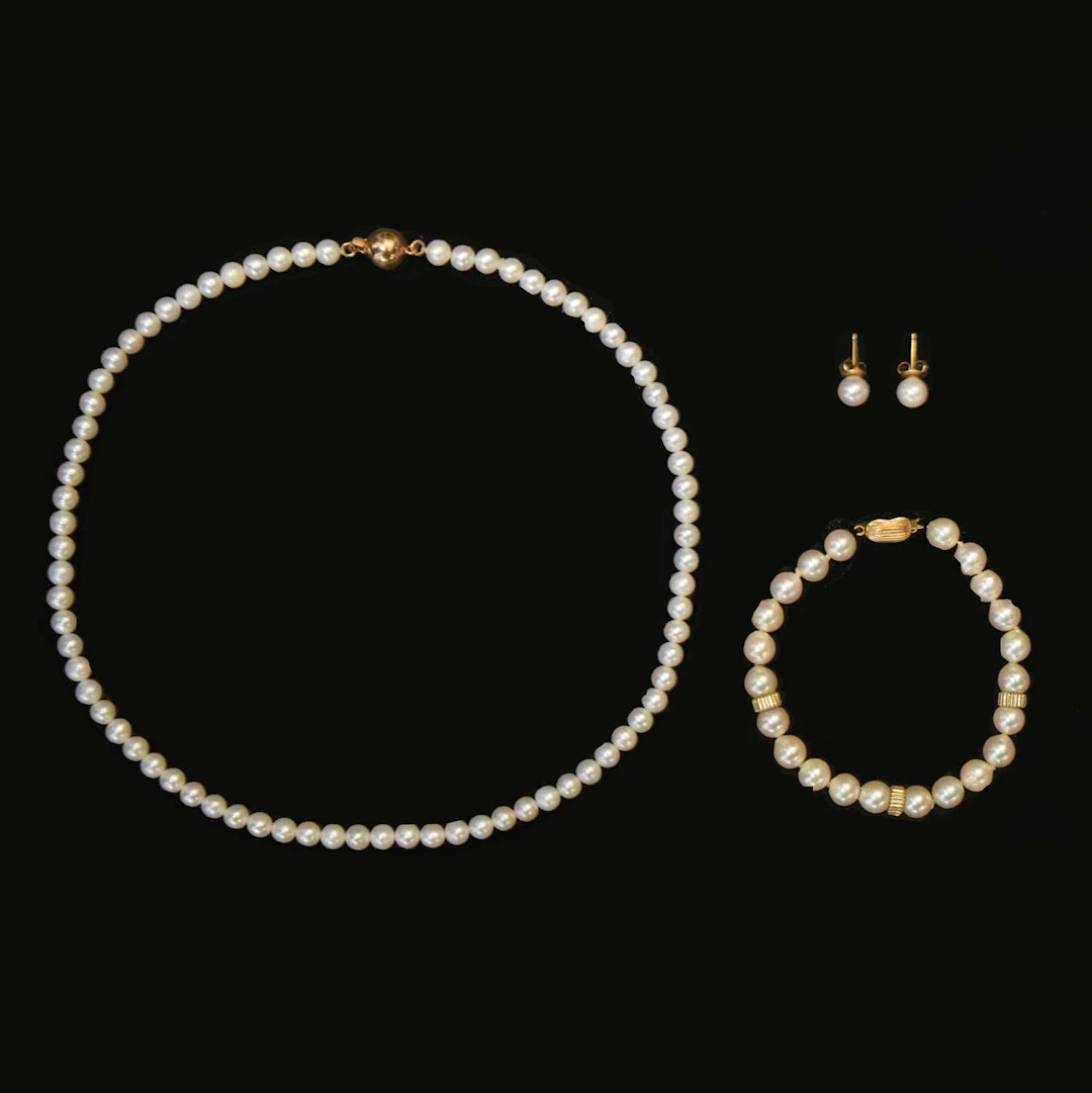 Amita - Cultured freshwater pearl necklace, bracelet and earrings