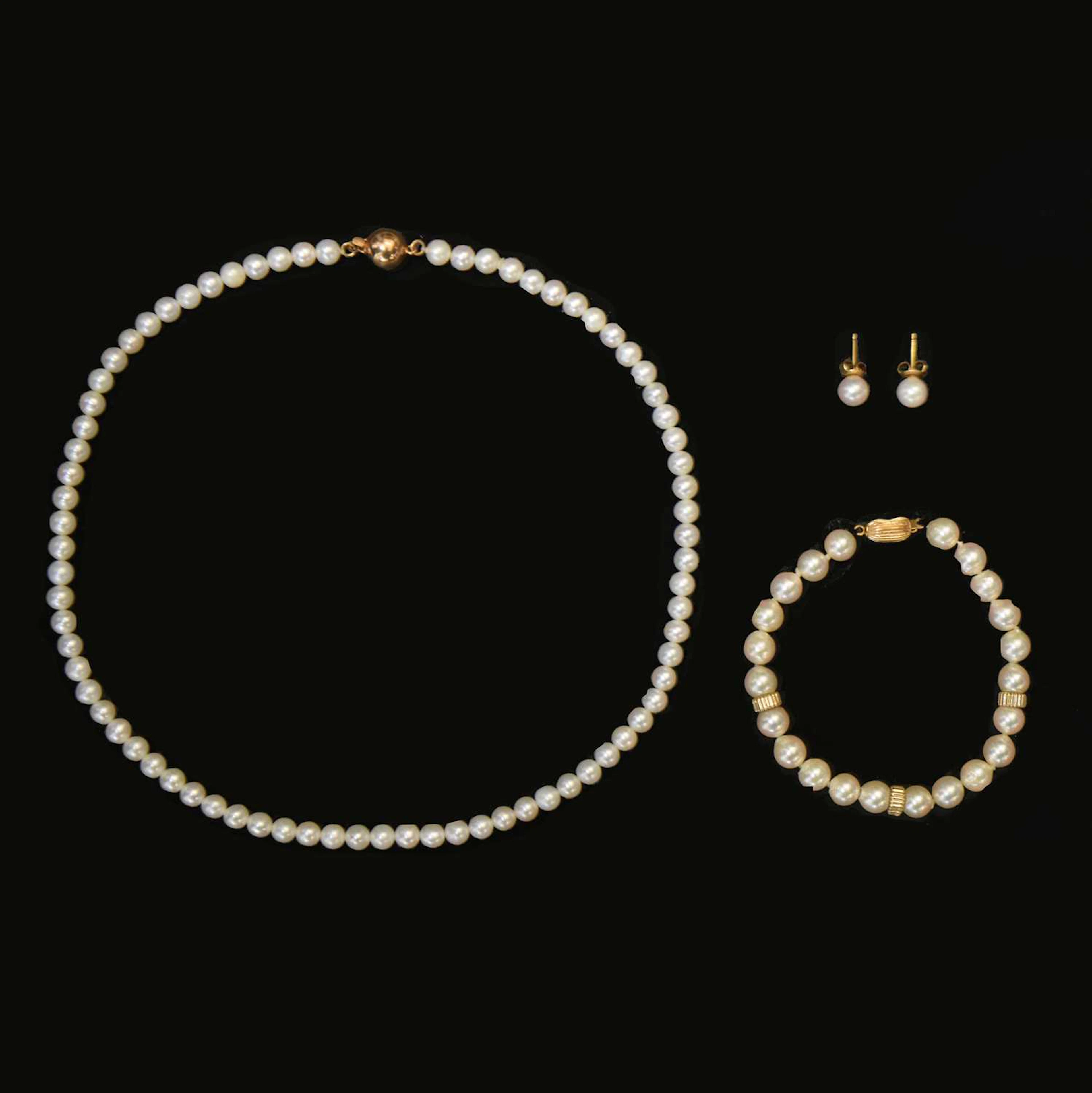Amita - Cultured freshwater pearl necklace, bracelet and earrings