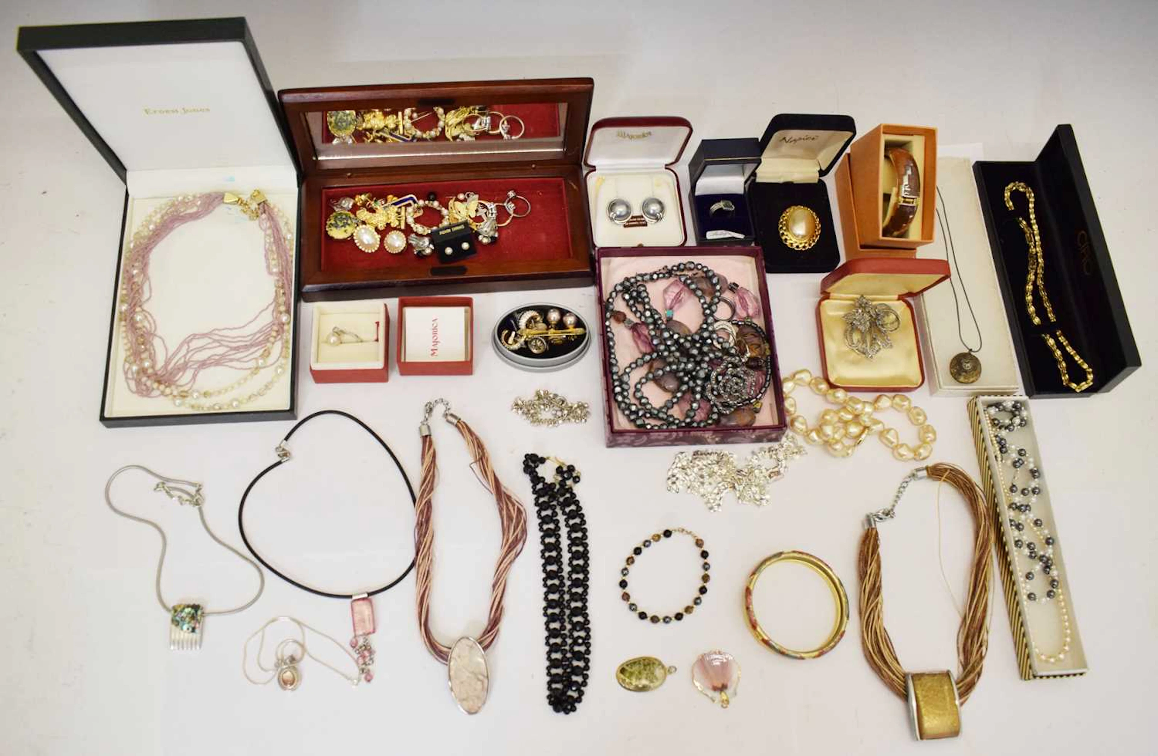 Assorted costume jewellery