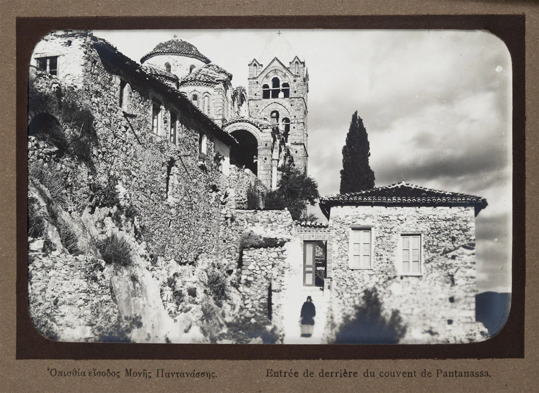 GEORGIADIS, Georgios N. Ἄλμπουμ μέ 160 φωτογραφίες τῶν μνημείων τοῦ Μυστρᾶ.