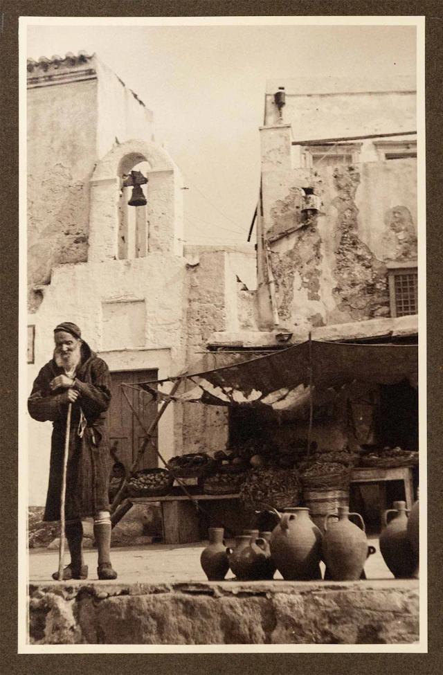 Δύο ἄλμπουμ μέ 139 φωτογραφίες ἀπό ἕνα ταξίδι στήν Ἑλλάδα.