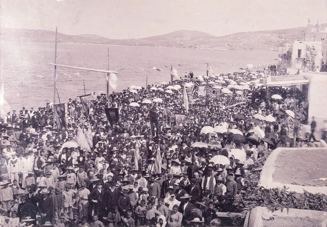 Περιφορά τῆς ἱερῆς εἰκόνας τῆς Παναγίας Ἐκατονταπυλιανῆς στήν Πάρο.