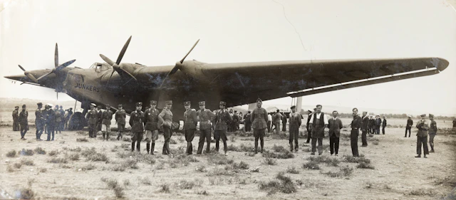 Ἄλμπουμ Ἕλληνα ἀεροπόρου μέ 159 φωτογραφίες ἀπό τή σταδιοδρομία του