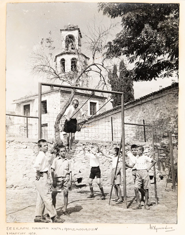 CHROUSAKI, Maria. α) Σέσκλον [Μαγνησίας]. Παιδική χαρά πολεμοπαθῶν.