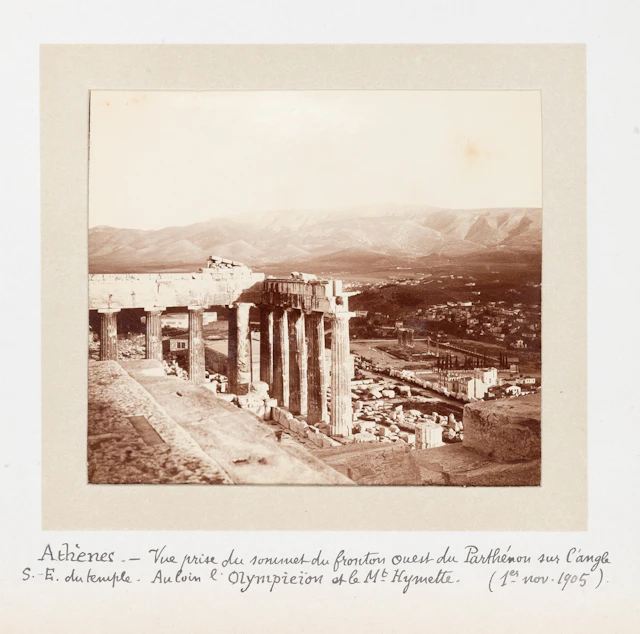 Ἄλμπουμ μέ 48 φωτογραφίες ἀπό ἕνα ταξίδι στήν Ἀθήνα.