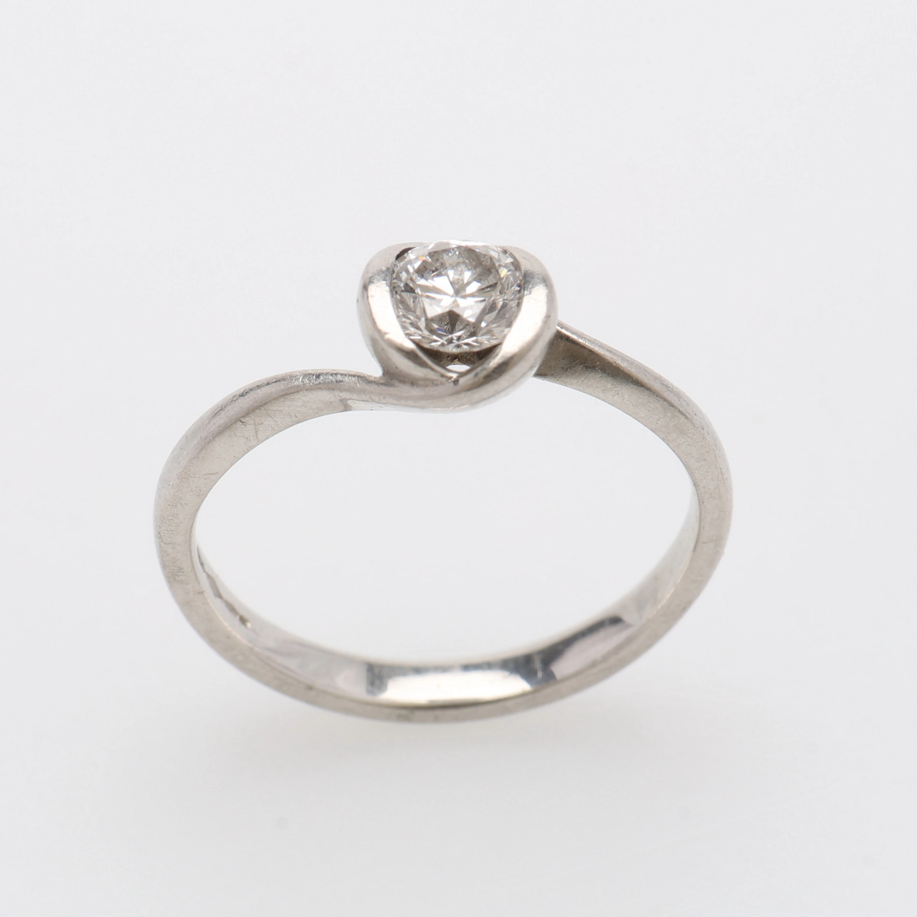 RING, PLATINA & BRILJANT OM 0,5 CT, BIRMINGHAM, 4,5 GRAM.