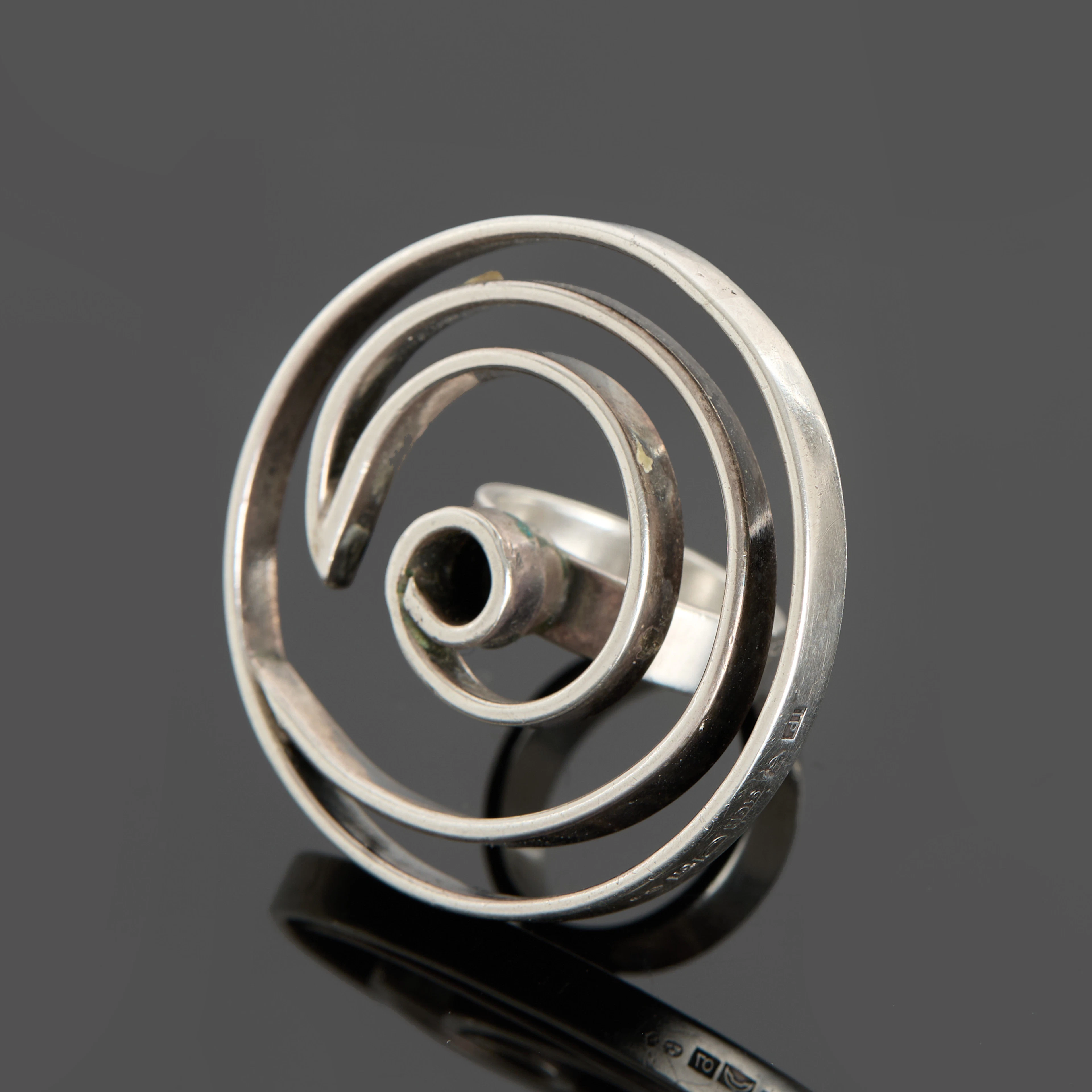 KAIJA AARIKKA (FINLAND, 1929-2014). Ring, silver, genombruten dekor